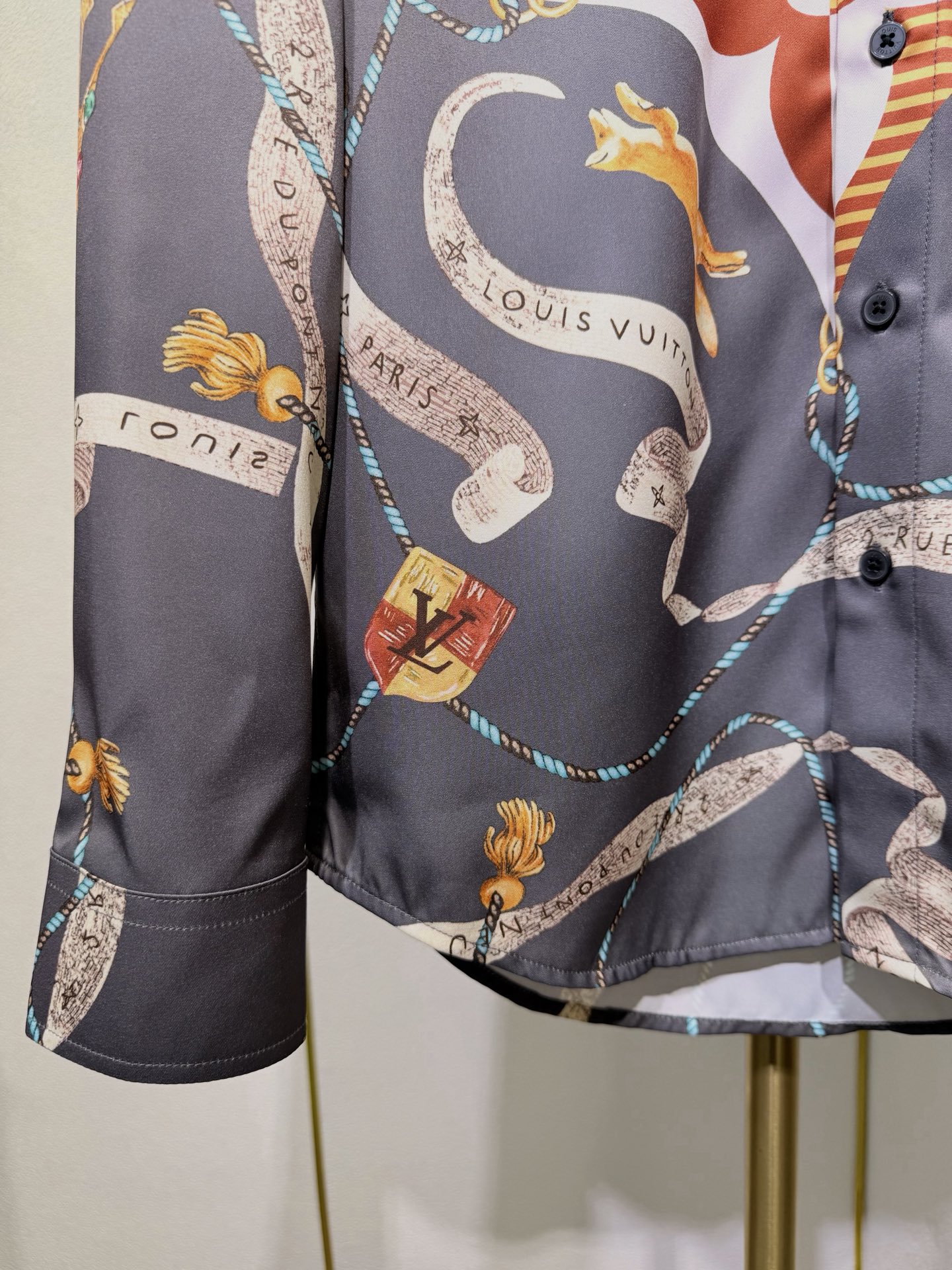 LV 新款独家专供新款男士休闲Polo衬衫，高端定制面料，高端版本，时尚百搭爆款，选用进口仿真丝面料，手