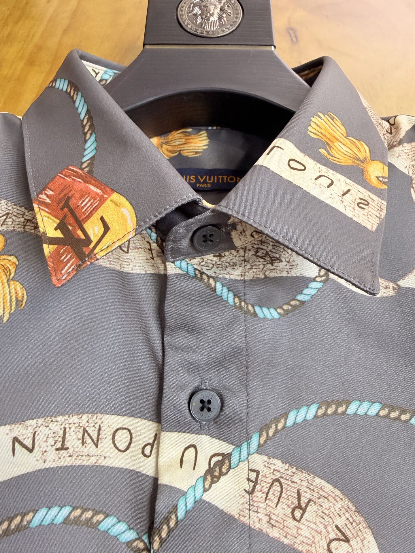 LV 新款独家专供新款男士休闲Polo衬衫，高端定制面料，高端版本，时尚百搭爆款，选用进口仿真丝面料，手