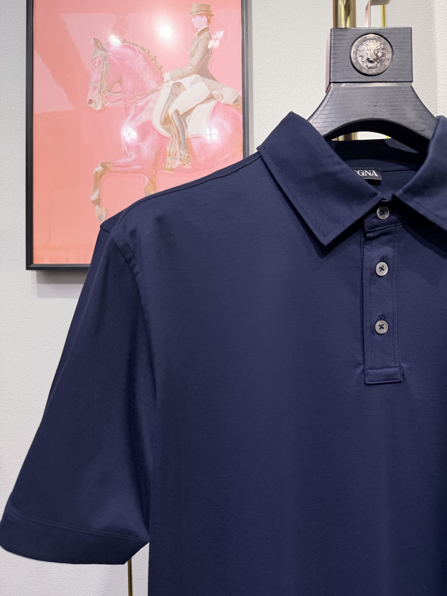 ZEGNA 杰尼亚2026新款男士标识短袖Polo衫，商务休闲翻领POLO恤.该款Polo衫采用桑蚕丝光