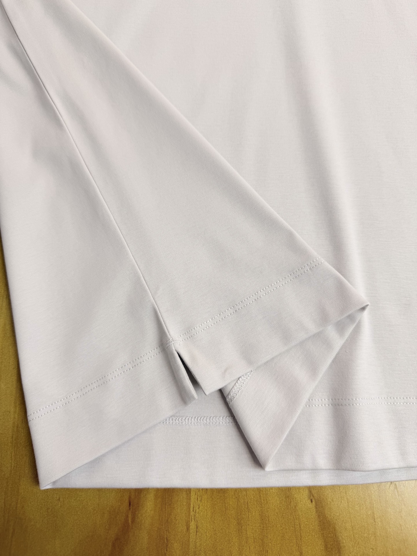 ZEGNA 杰尼亚2026新款男士标识短袖Polo衫，商务休闲翻领POLO恤.该款Polo衫采用桑蚕丝光