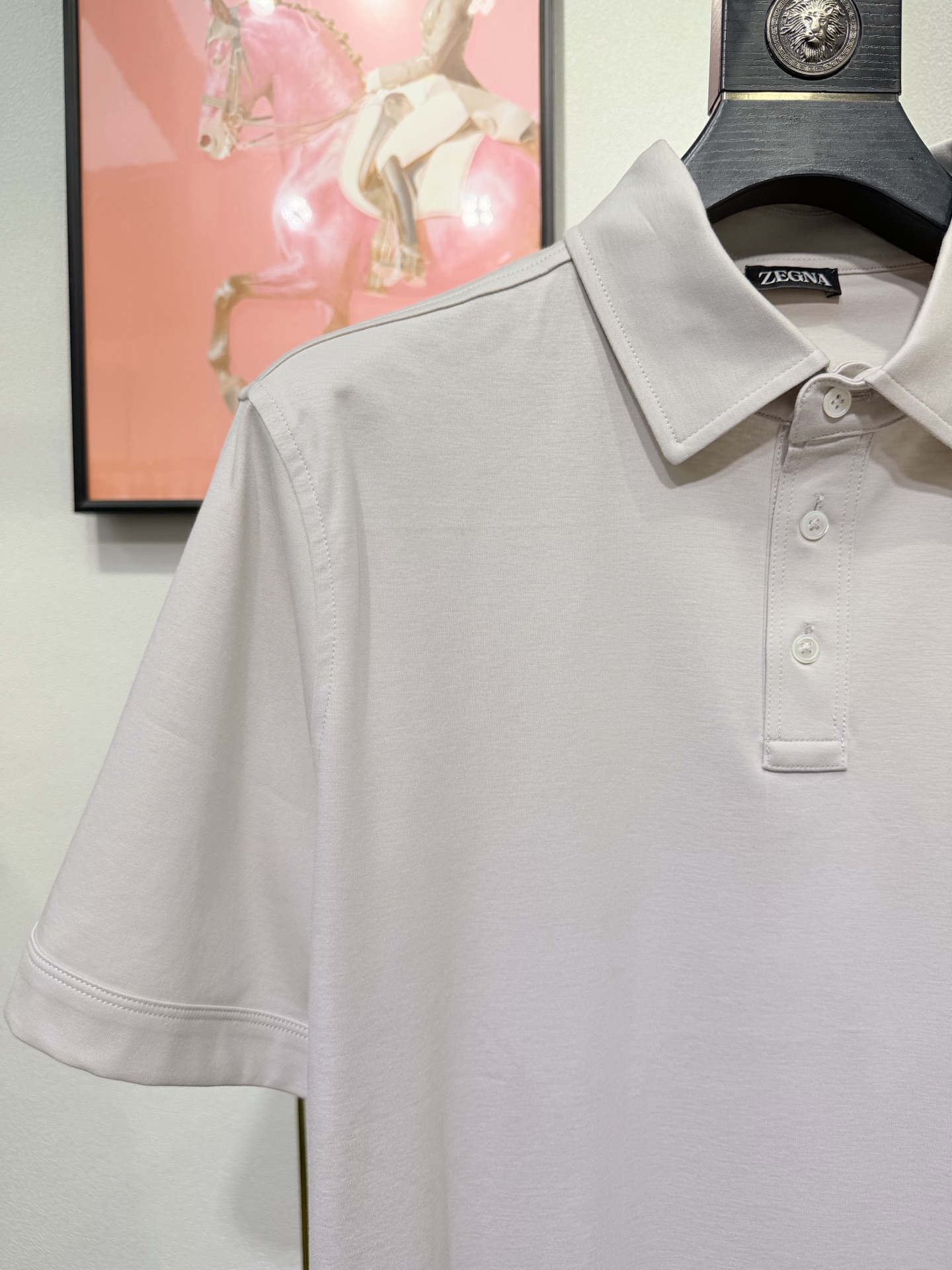 ZEGNA 杰尼亚2026新款男士标识短袖Polo衫，商务休闲翻领POLO恤.该款Polo衫采用桑蚕丝光