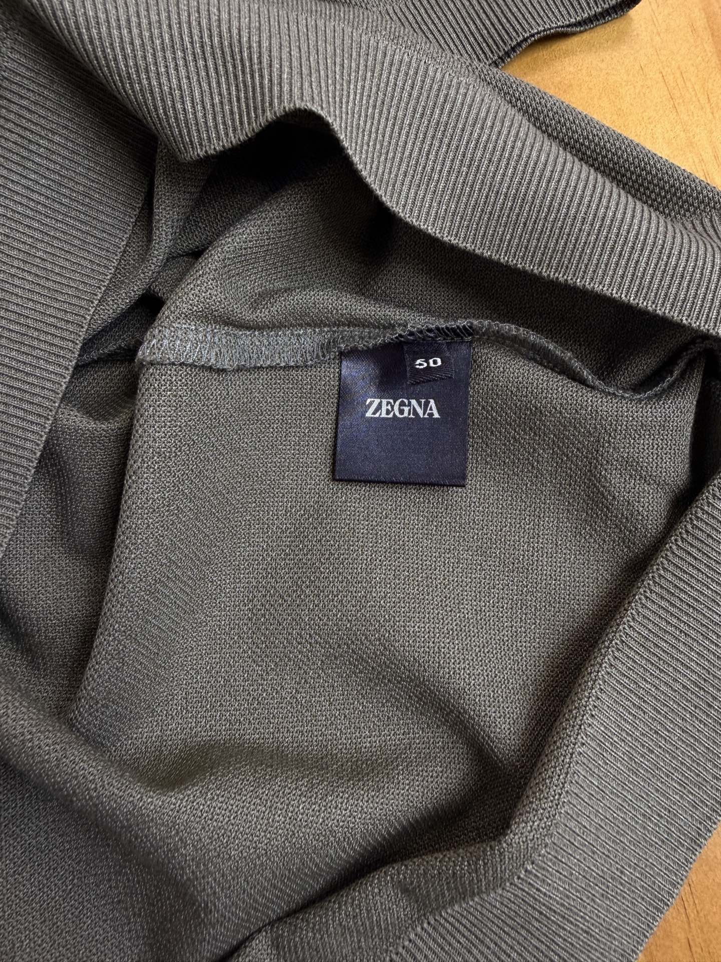 ZEGNA 杰尼亚2026新款男士标识短袖Polo衫，商务休闲翻领POLO恤.该款Polo衫采用丝光珠地