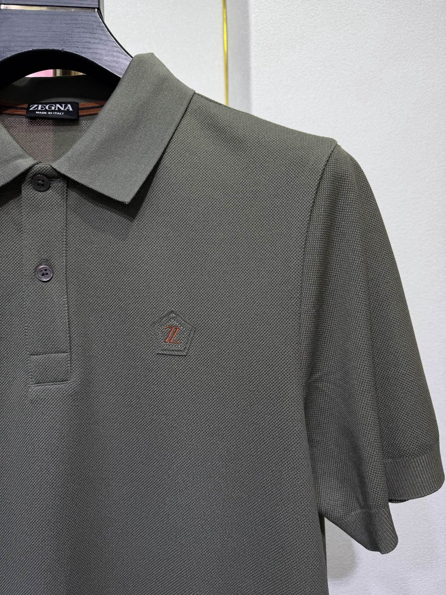 ZEGNA 杰尼亚2026新款男士标识短袖Polo衫，商务休闲翻领POLO恤.该款Polo衫采用丝光珠地