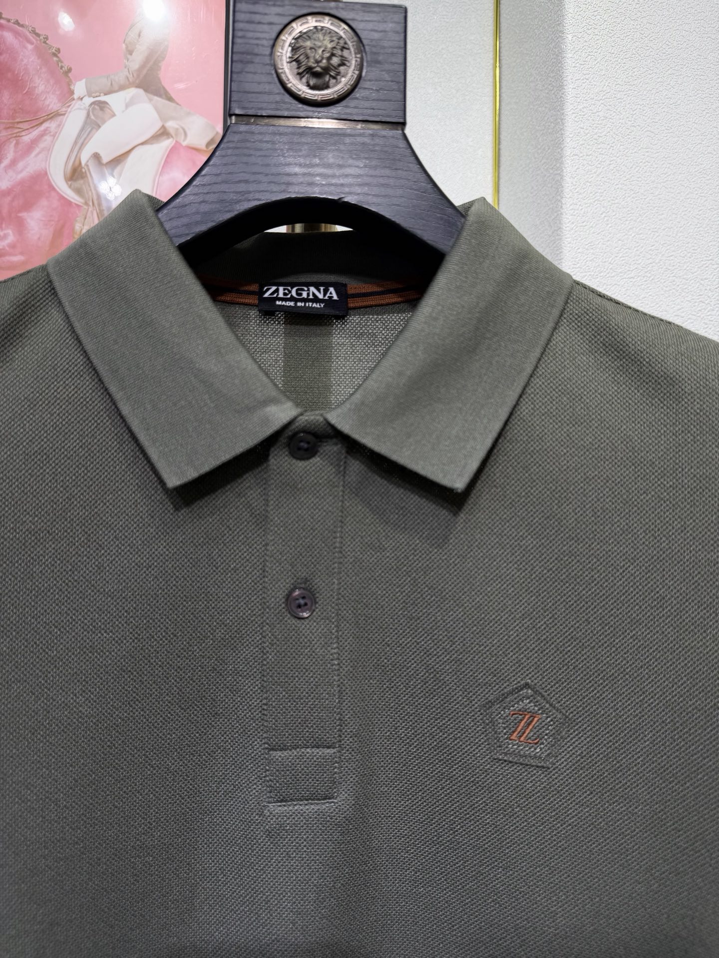 ZEGNA 杰尼亚2026新款男士标识短袖Polo衫，商务休闲翻领POLO恤.该款Polo衫采用丝光珠地