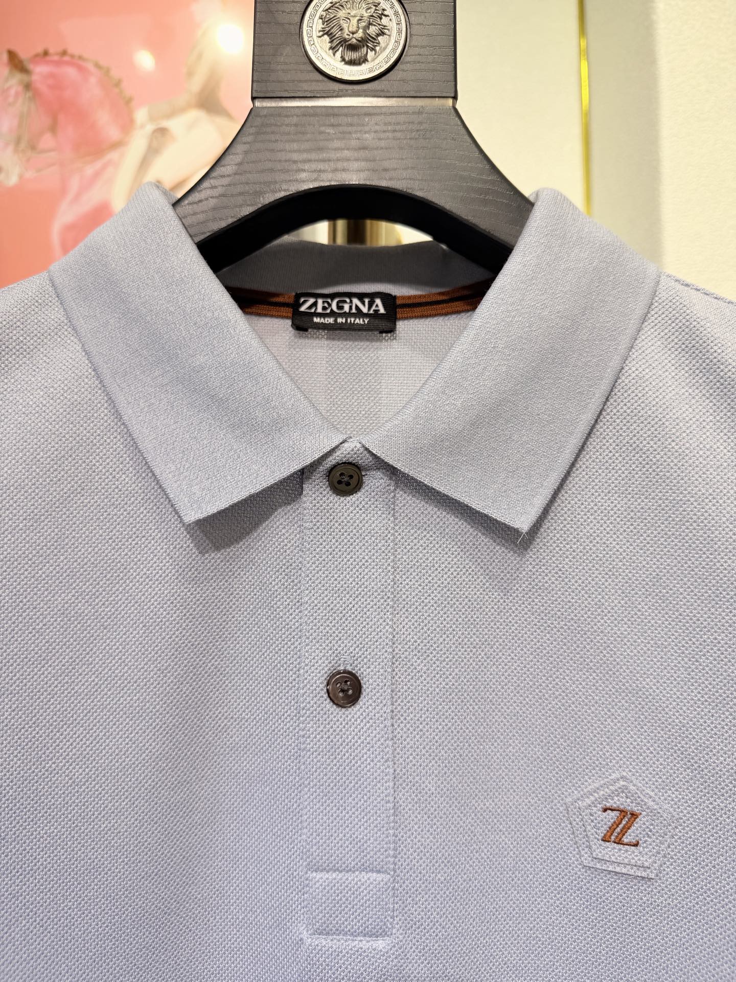 ZEGNA 杰尼亚2026新款男士标识短袖Polo衫，商务休闲翻领POLO恤.该款Polo衫采用丝光珠地