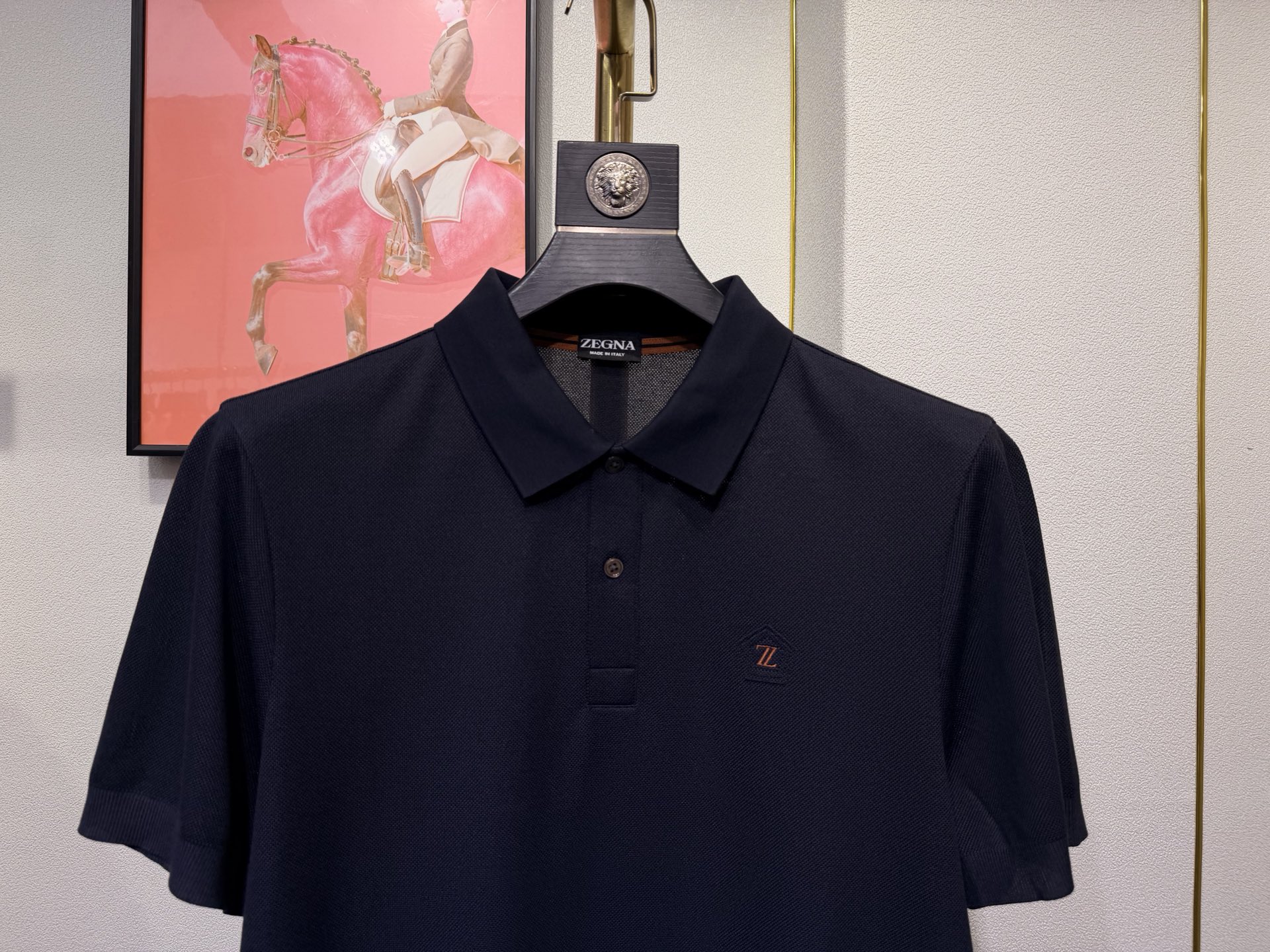 ZEGNA 杰尼亚2026新款男士标识短袖Polo衫，商务休闲翻领POLO恤.该款Polo衫采用丝光珠地