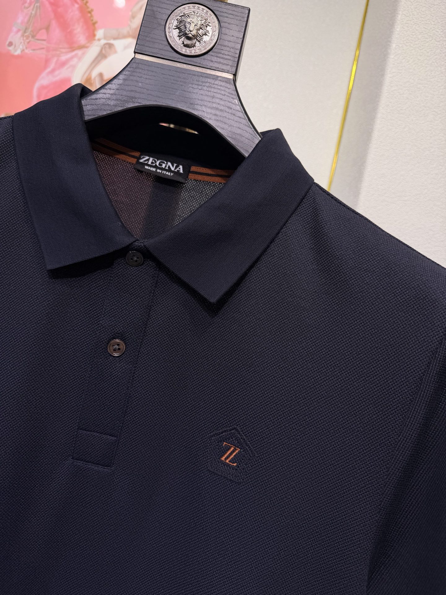 ZEGNA 杰尼亚2026新款男士标识短袖Polo衫，商务休闲翻领POLO恤.该款Polo衫采用丝光珠地