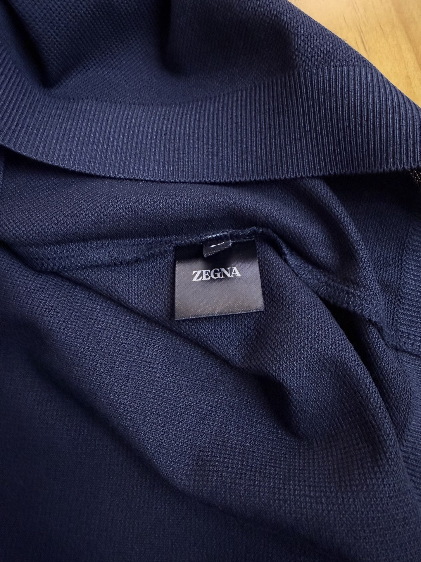 ZEGNA 杰尼亚2026新款男士标识短袖Polo衫，商务休闲翻领POLO恤.该款Polo衫采用丝光珠地