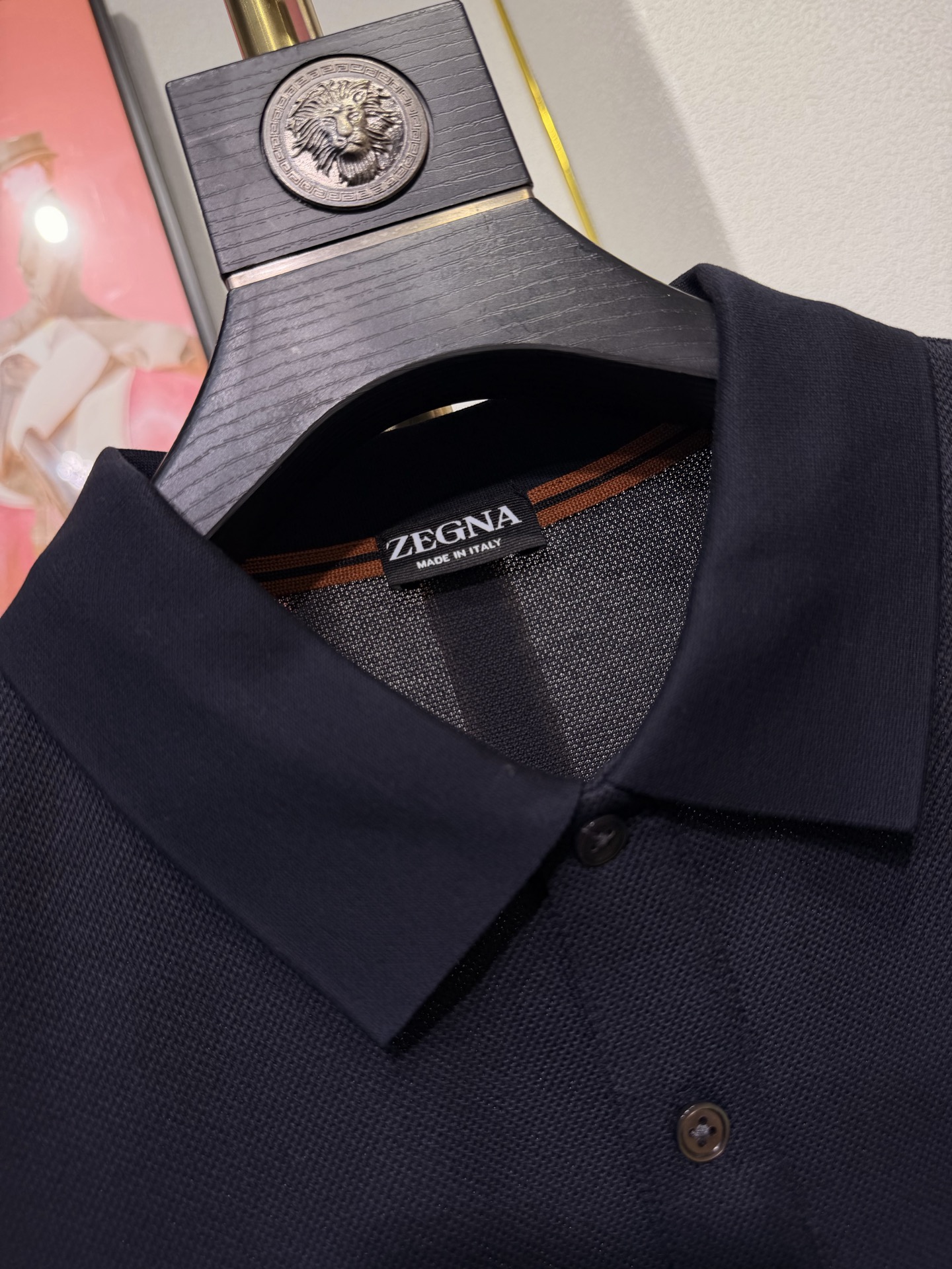 ZEGNA 杰尼亚2026新款男士标识短袖Polo衫，商务休闲翻领POLO恤.该款Polo衫采用丝光珠地