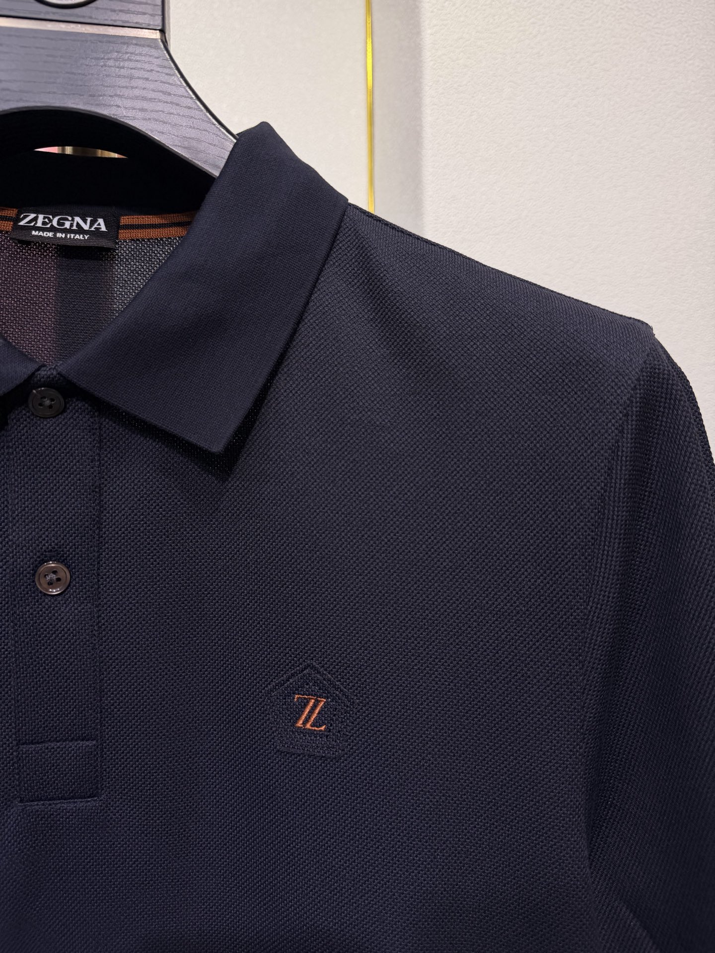 ZEGNA 杰尼亚2026新款男士标识短袖Polo衫，商务休闲翻领POLO恤.该款Polo衫采用丝光珠地