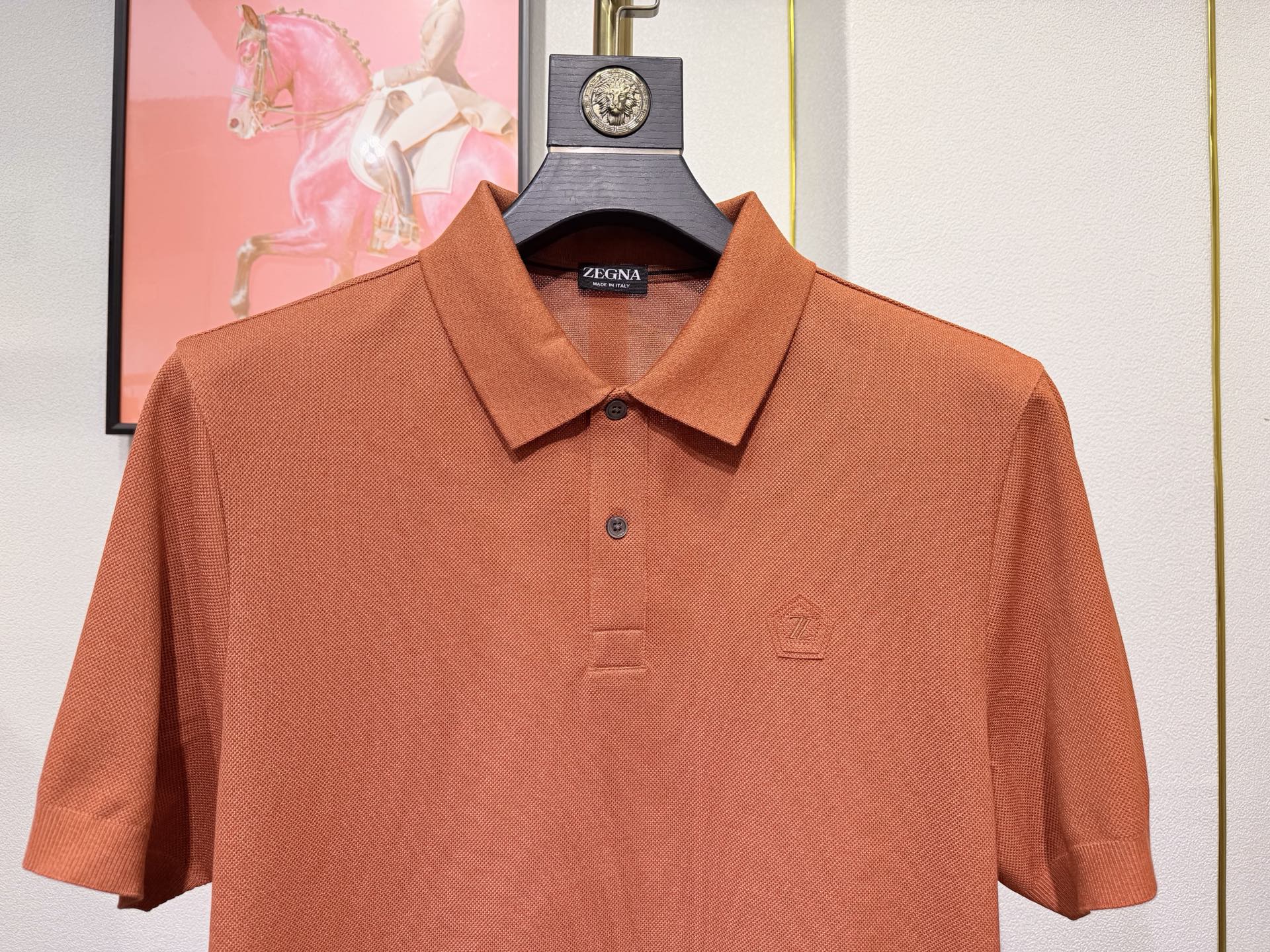 ZEGNA 杰尼亚2026新款男士标识短袖Polo衫，商务休闲翻领POLO恤.该款Polo衫采用丝光珠地