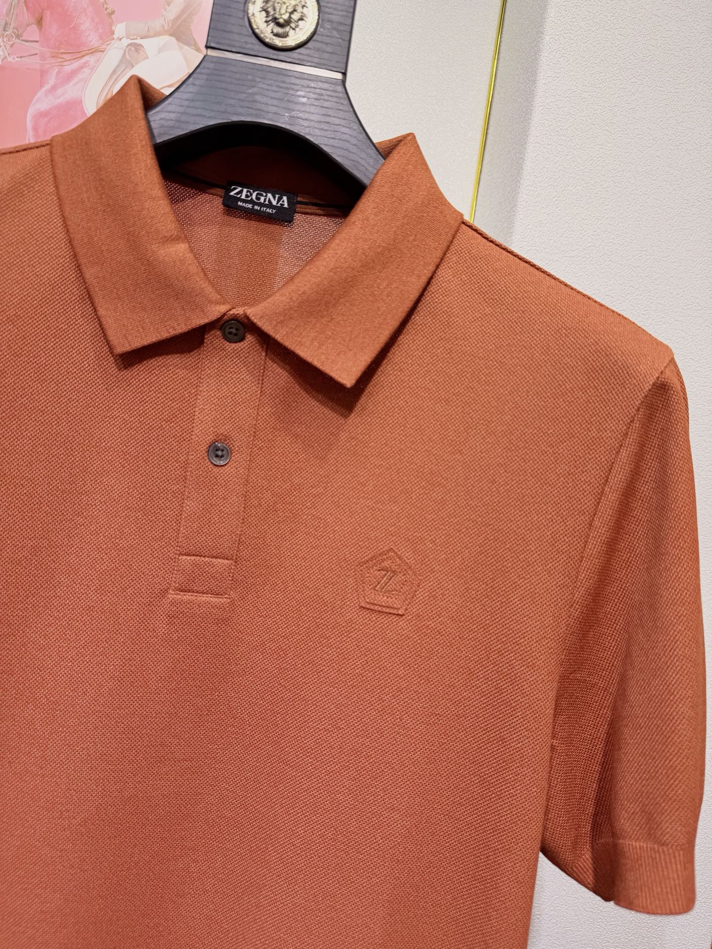 ZEGNA 杰尼亚2026新款男士标识短袖Polo衫，商务休闲翻领POLO恤.该款Polo衫采用丝光珠地