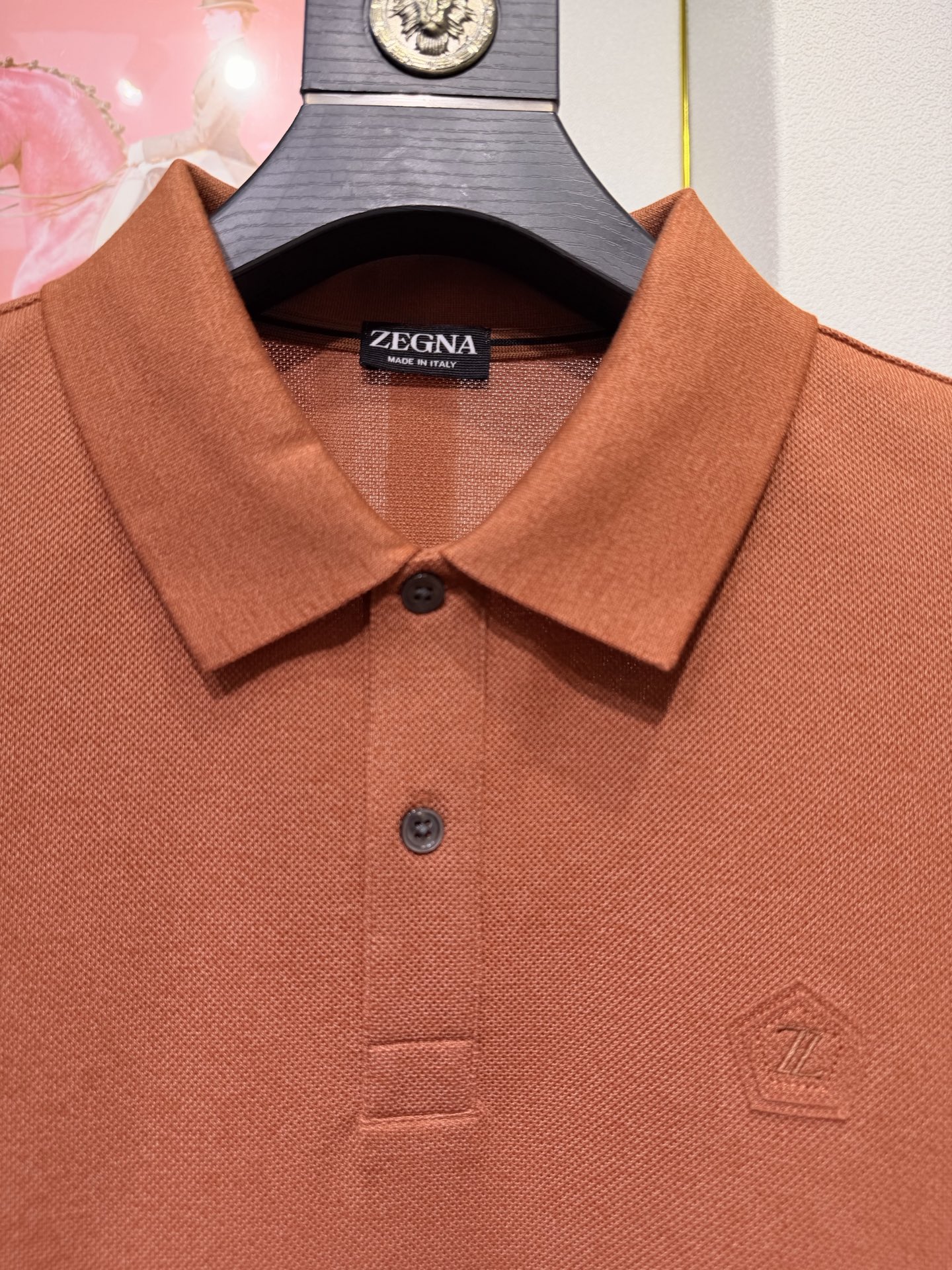 ZEGNA 杰尼亚2026新款男士标识短袖Polo衫，商务休闲翻领POLO恤.该款Polo衫采用丝光珠地