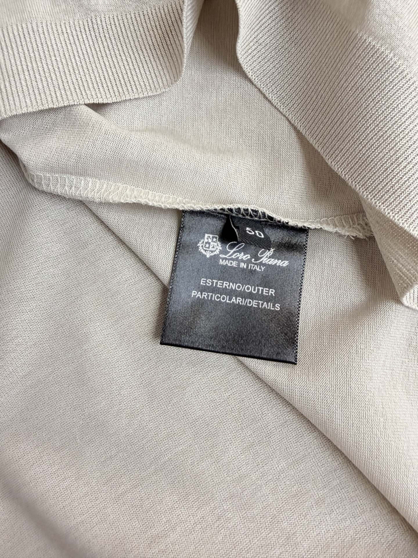 Loro piana，2026新款男士标识短袖圆领T恤，该款T恤采用丝光棉面料制成，隽永设计可跨越时尚潮