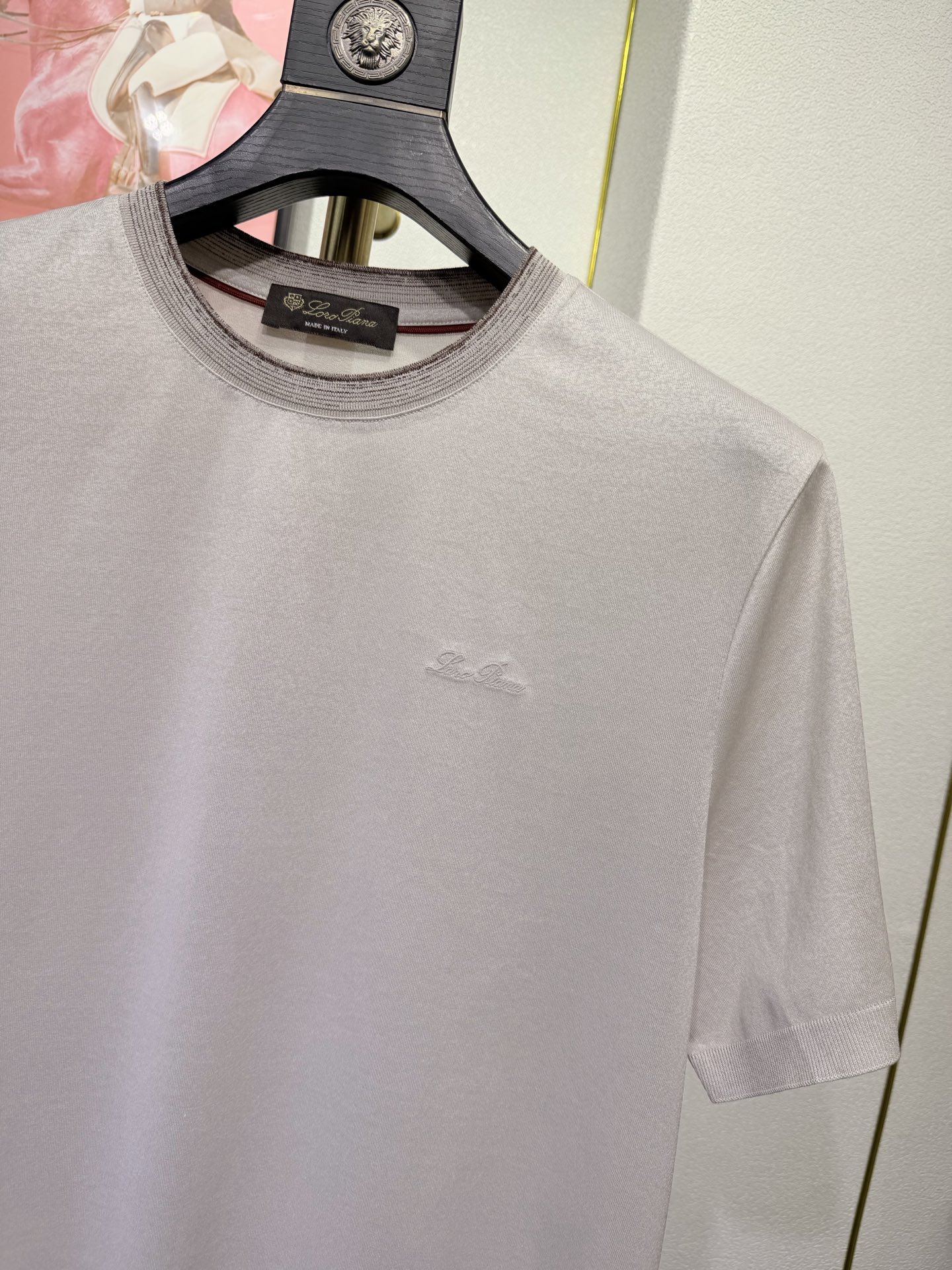 Loro piana，2026新款男士标识短袖圆领T恤，该款T恤采用丝光棉面料制成，隽永设计可跨越时尚潮