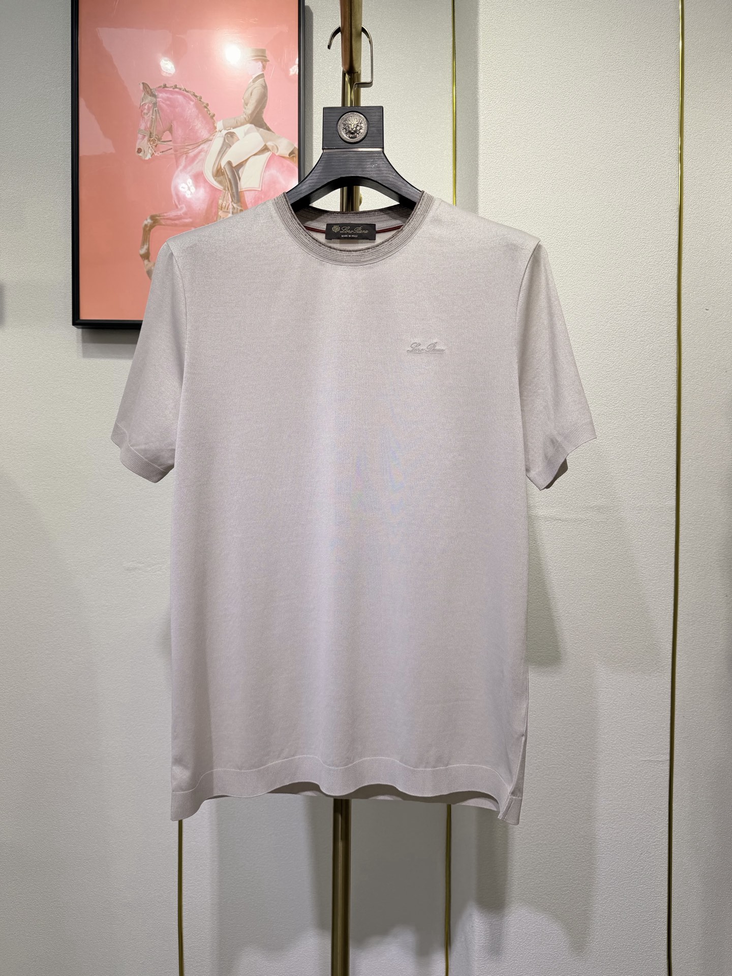 Loro piana，2026新款男士标识短袖圆领T恤，该款T恤采用丝光棉面料制成，隽永设计可跨越时尚潮