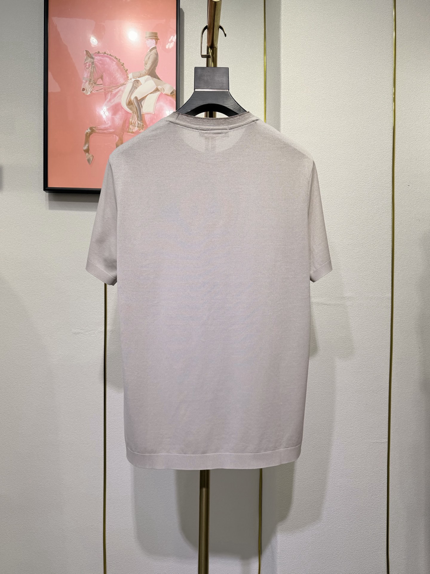 Loro piana，2026新款男士标识短袖圆领T恤，该款T恤采用丝光棉面料制成，隽永设计可跨越时尚潮