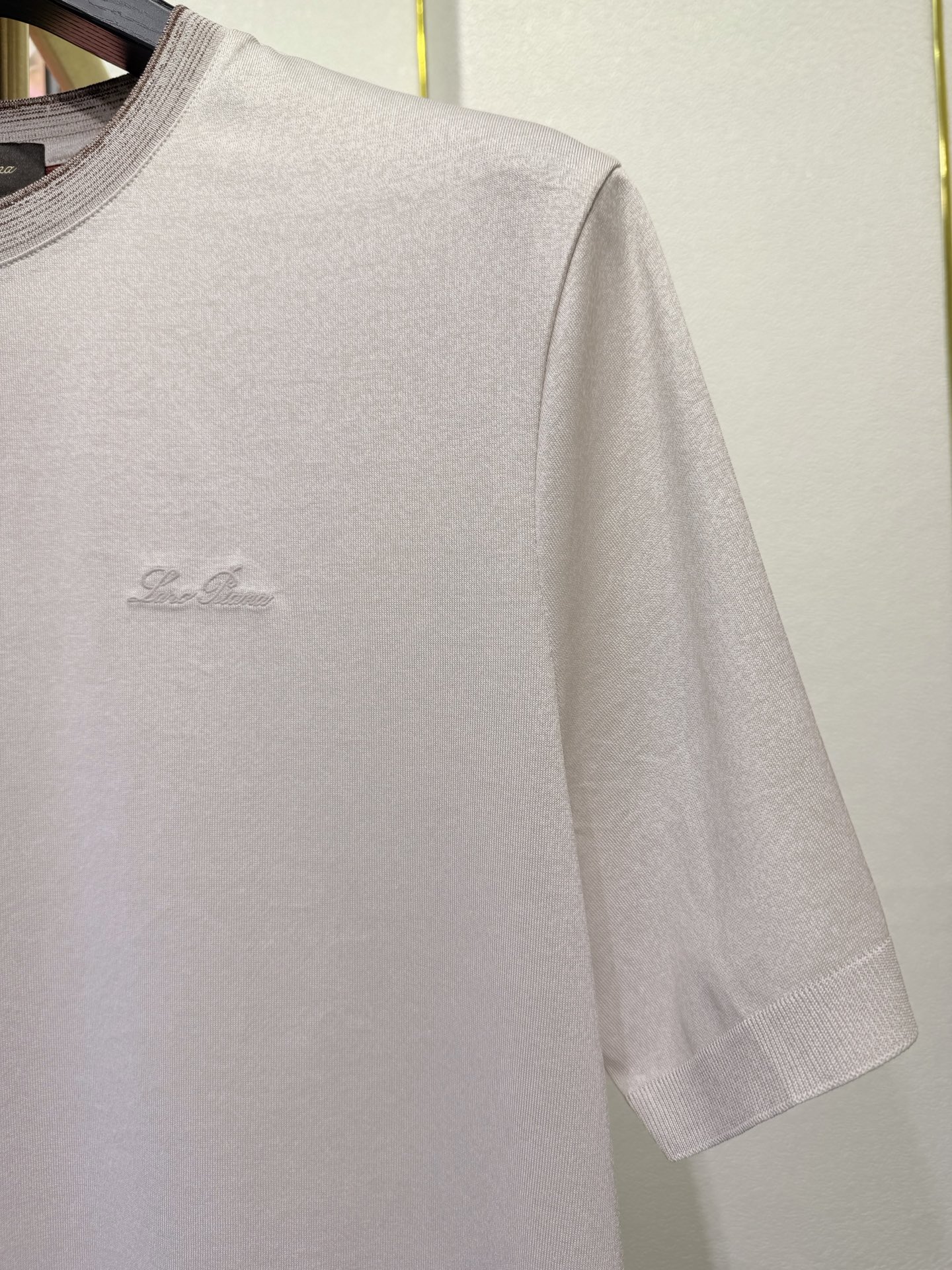 Loro piana，2026新款男士标识短袖圆领T恤，该款T恤采用丝光棉面料制成，隽永设计可跨越时尚潮