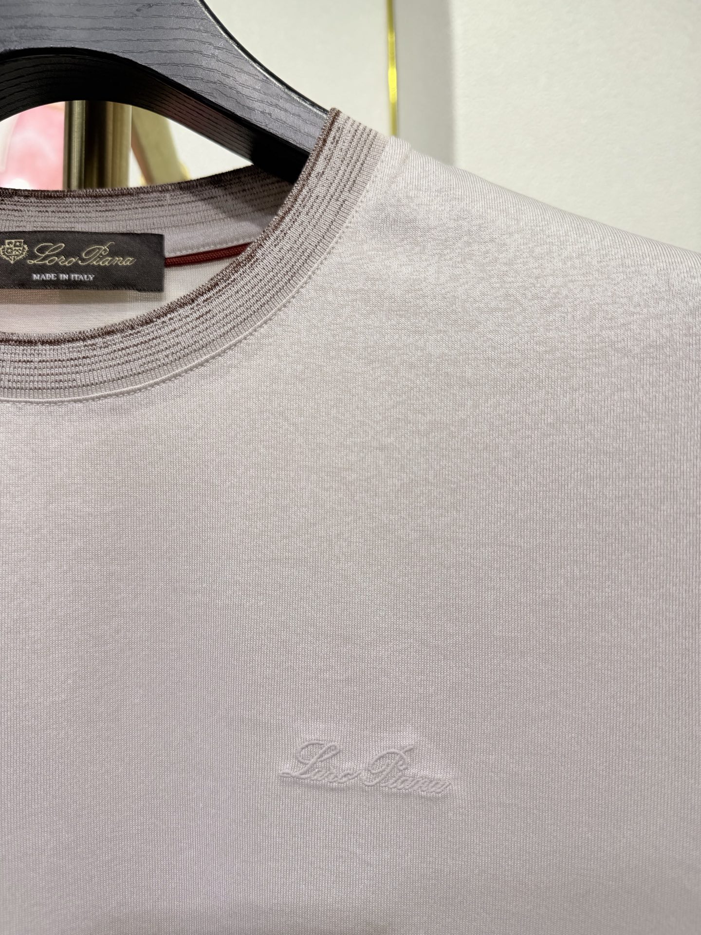 Loro piana，2026新款男士标识短袖圆领T恤，该款T恤采用丝光棉面料制成，隽永设计可跨越时尚潮