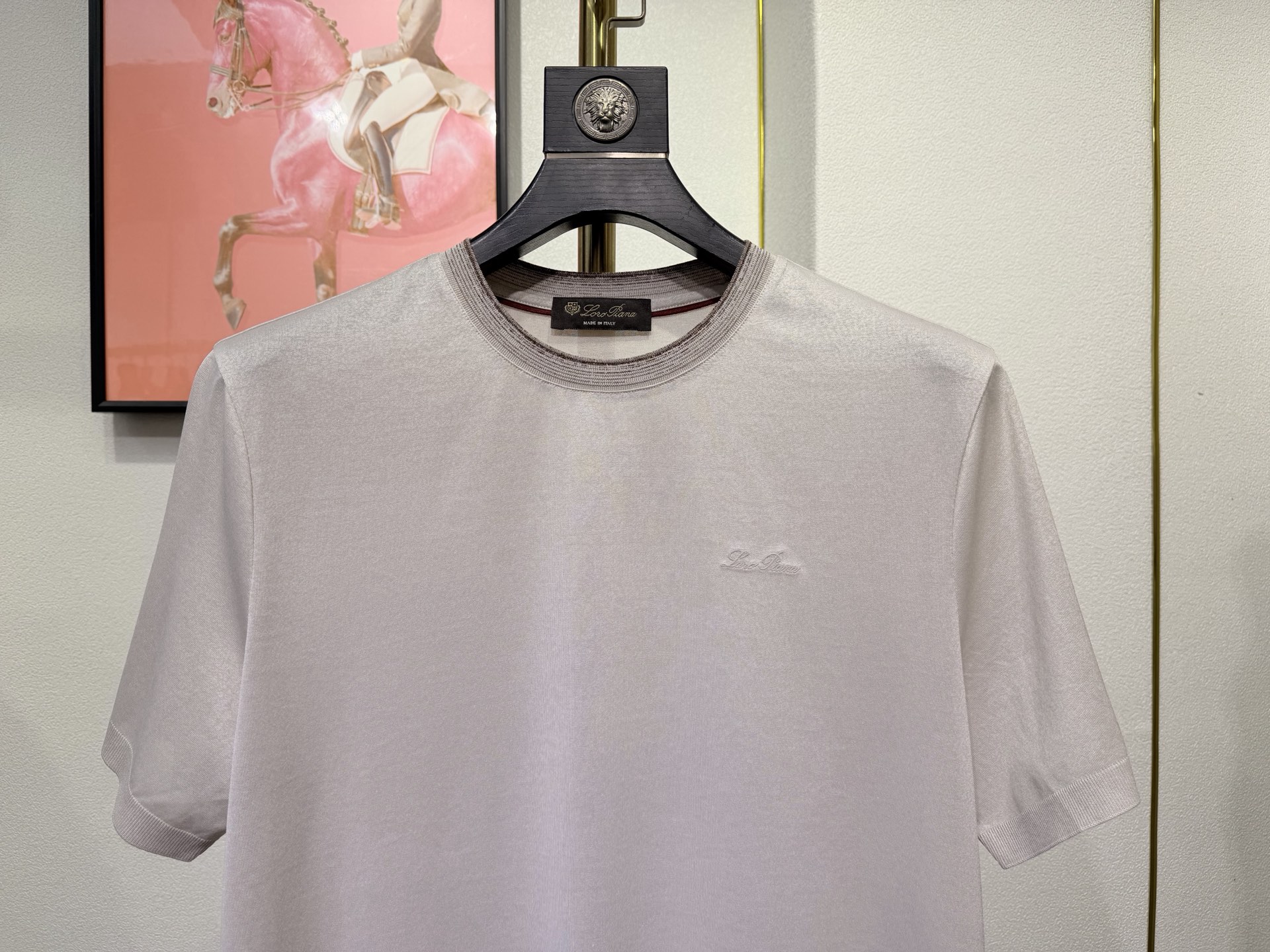 Loro piana，2026新款男士标识短袖圆领T恤，该款T恤采用丝光棉面料制成，隽永设计可跨越时尚潮