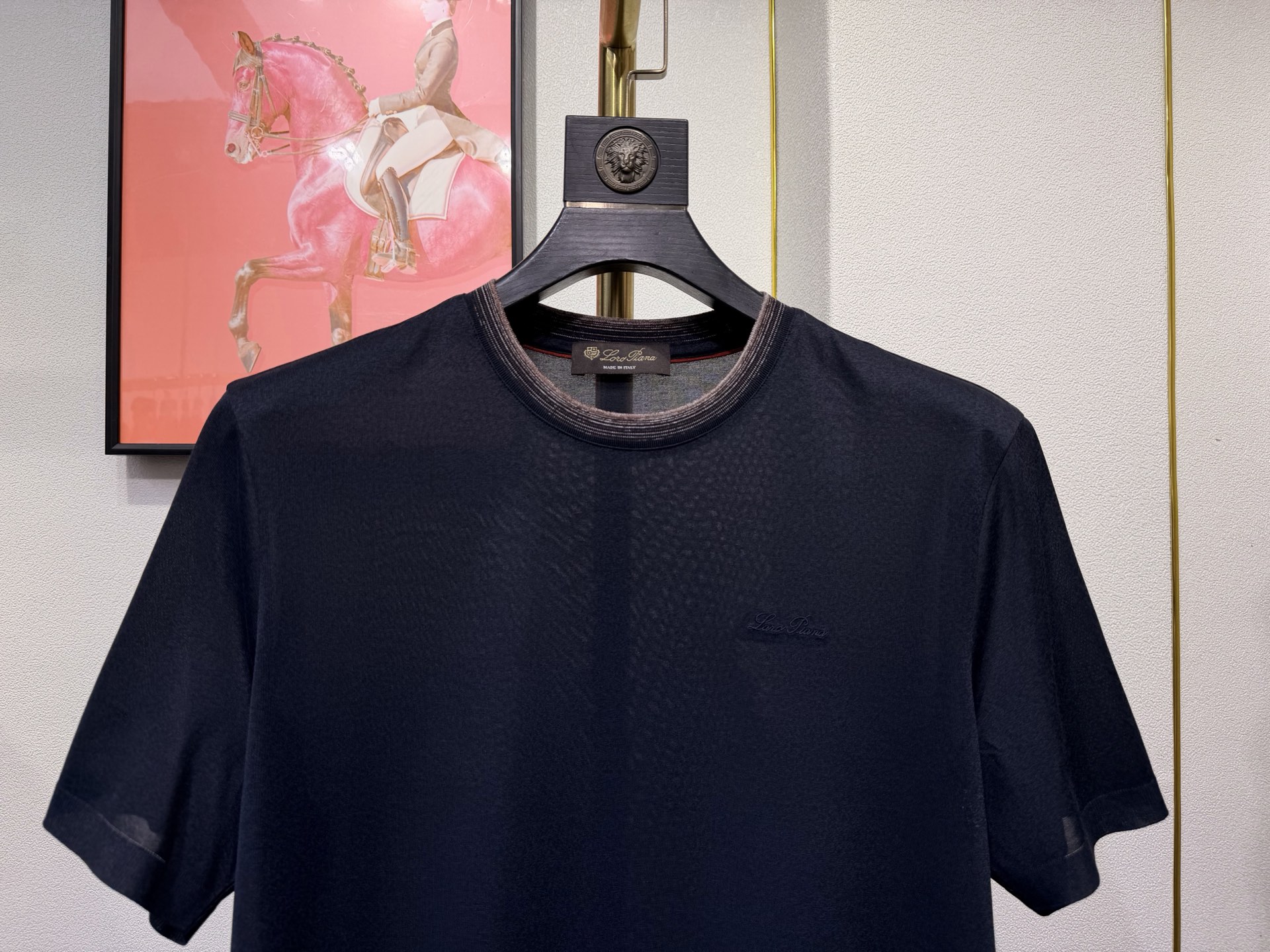Loro piana，2026新款男士标识短袖圆领T恤，该款T恤采用丝光棉面料制成，隽永设计可跨越时尚潮