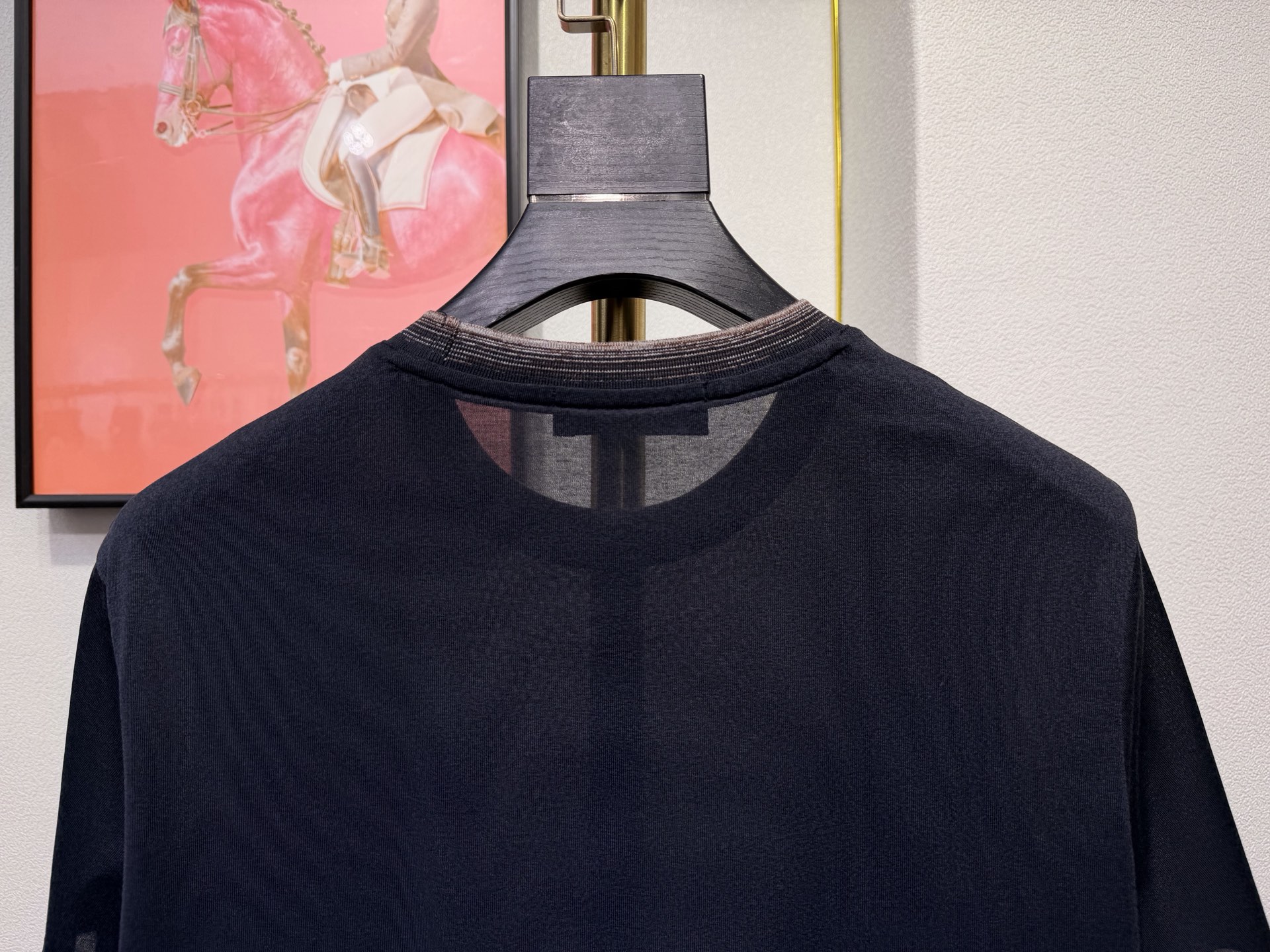 Loro piana，2026新款男士标识短袖圆领T恤，该款T恤采用丝光棉面料制成，隽永设计可跨越时尚潮