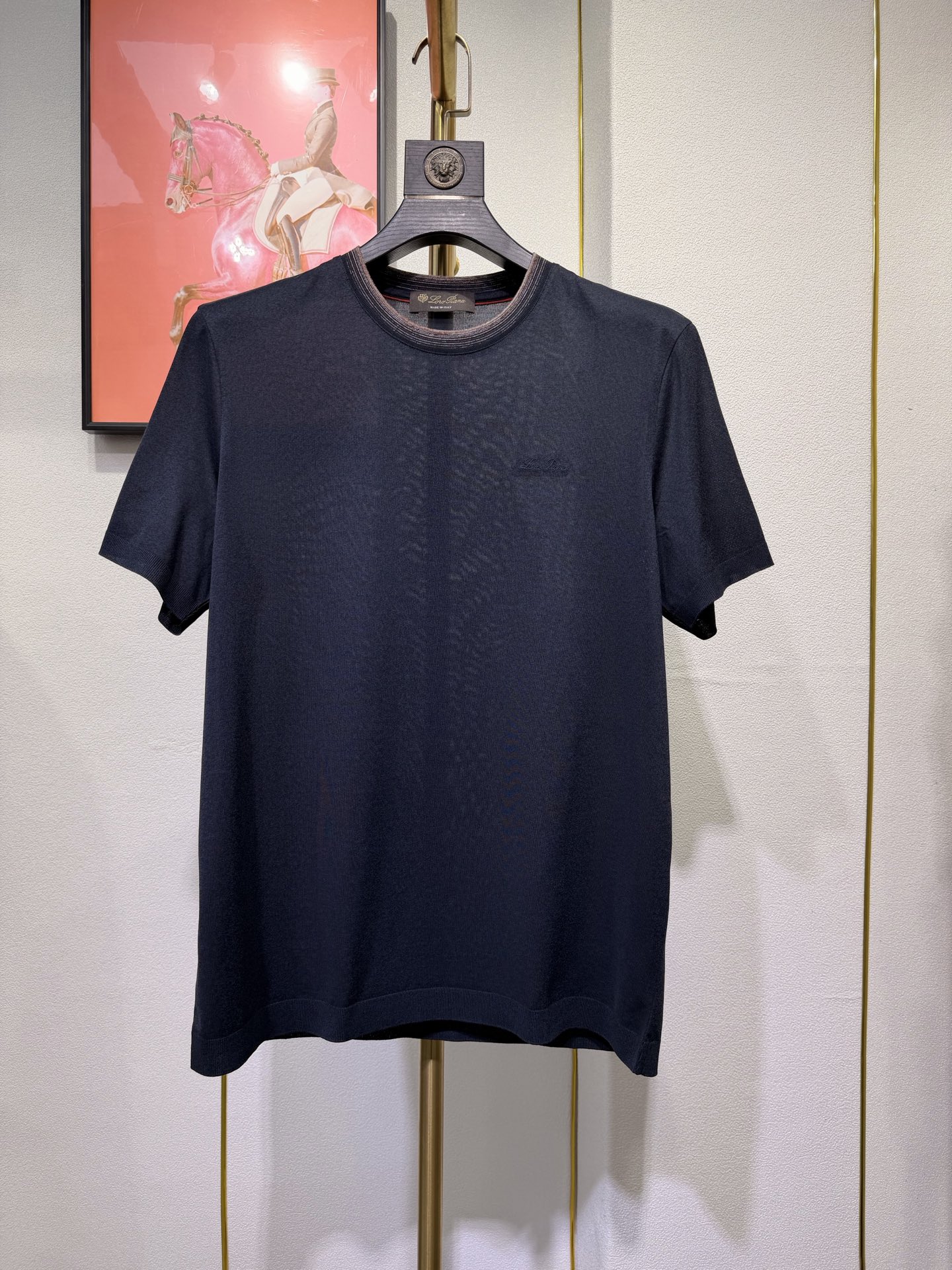 Loro piana，2026新款男士标识短袖圆领T恤，该款T恤采用丝光棉面料制成，隽永设计可跨越时尚潮
