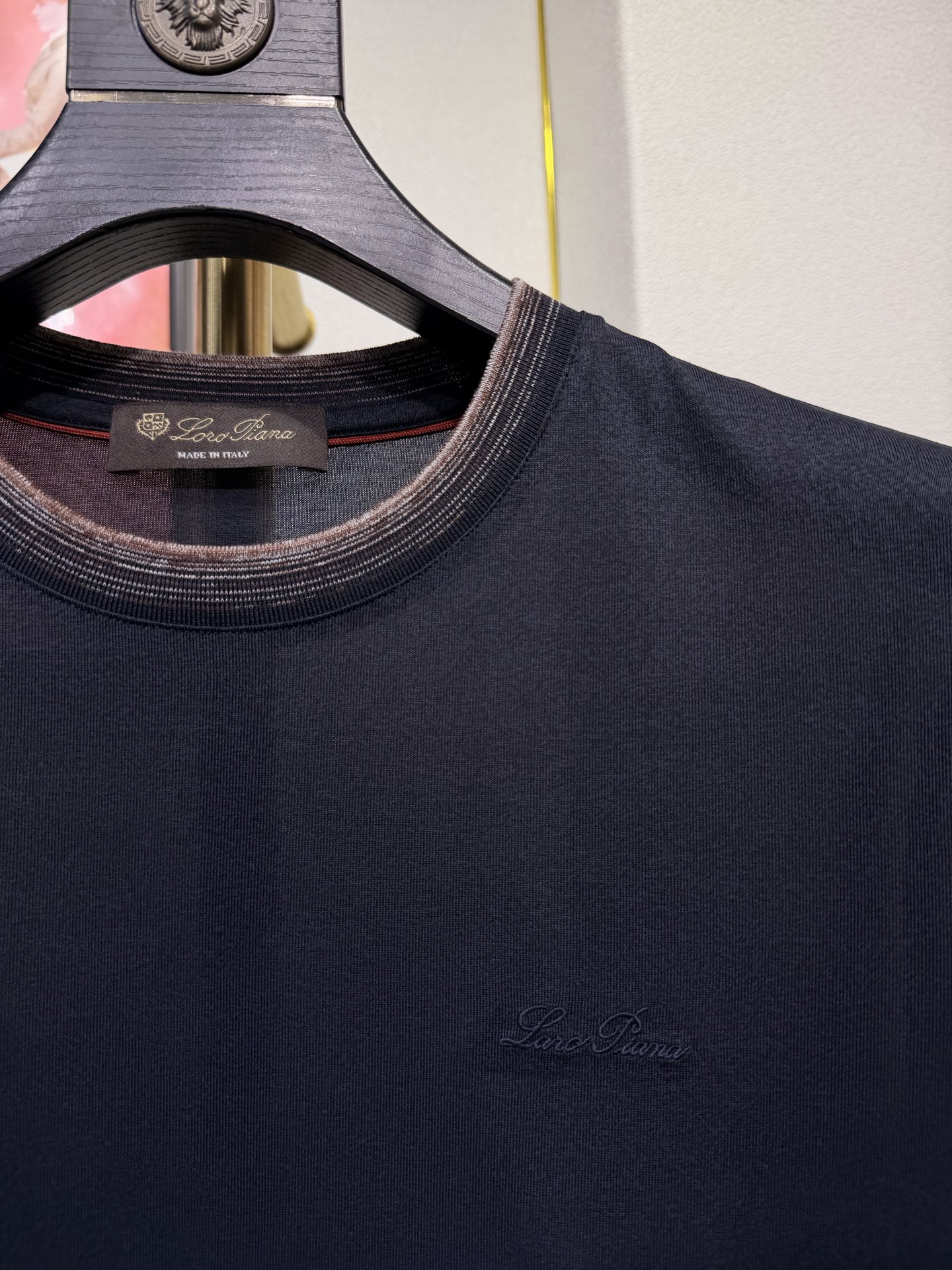 Loro piana，2026新款男士标识短袖圆领T恤，该款T恤采用丝光棉面料制成，隽永设计可跨越时尚潮
