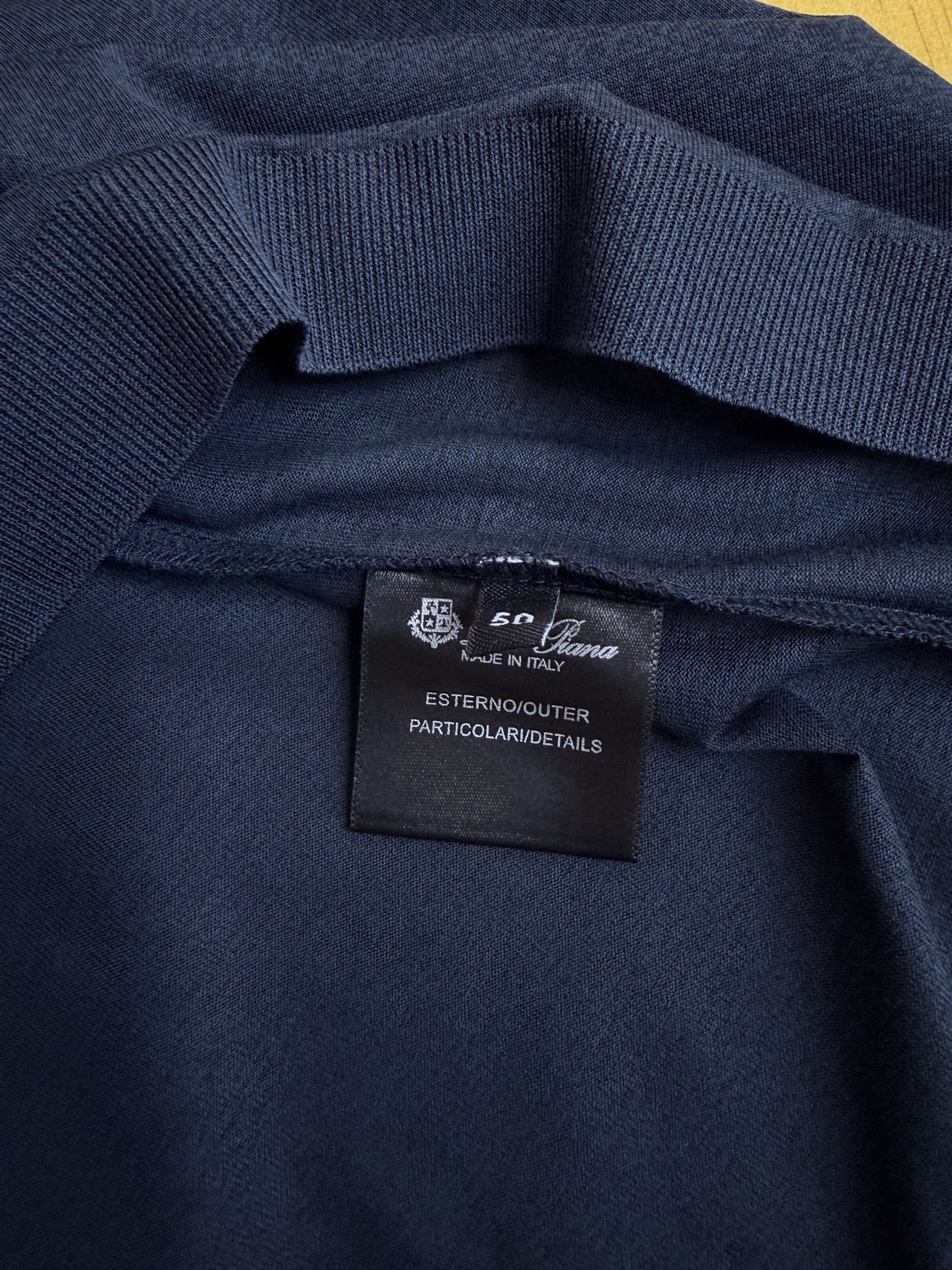 Loro piana，2026新款男士标识短袖圆领T恤，该款T恤采用丝光棉面料制成，隽永设计可跨越时尚潮