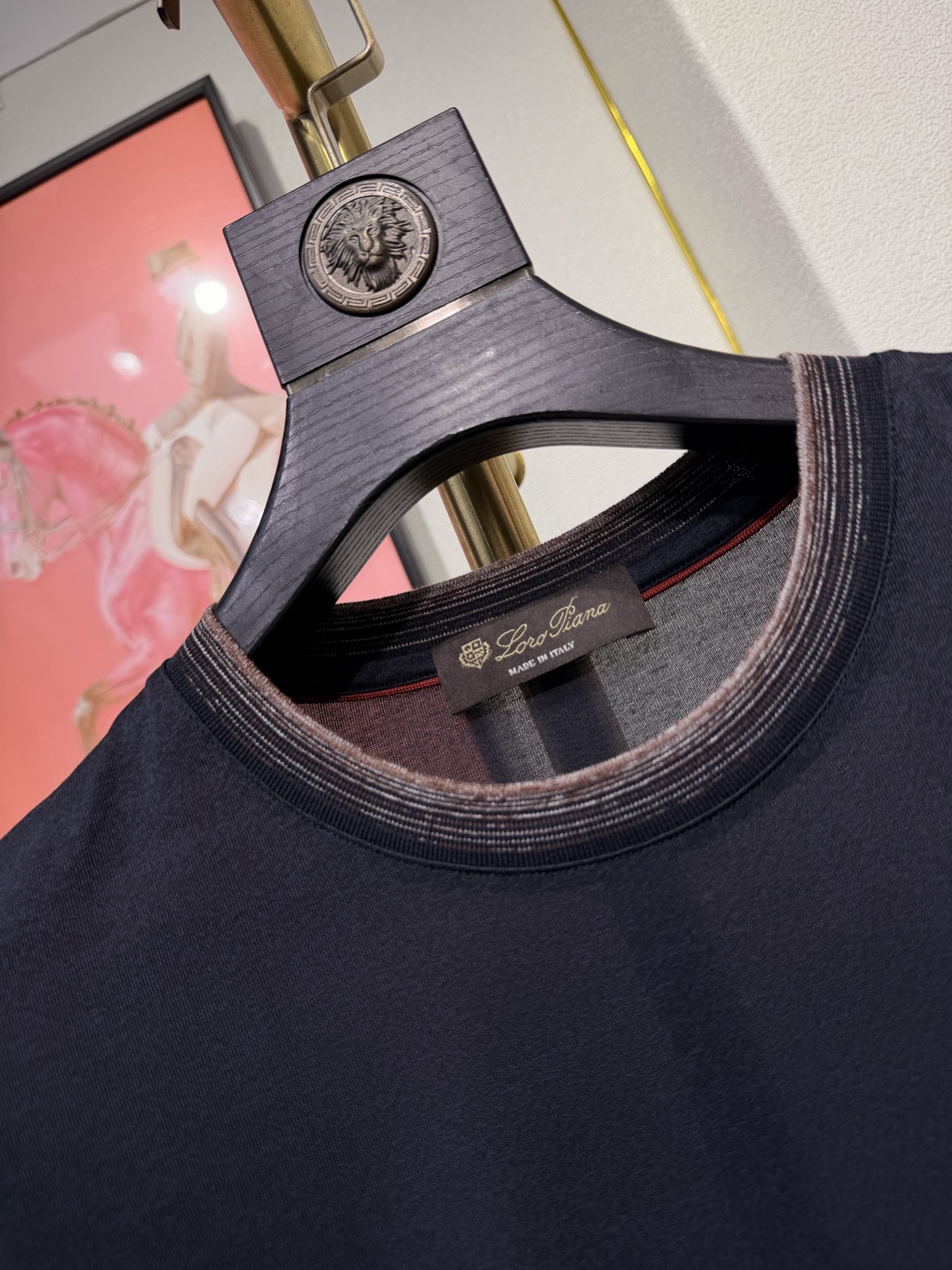 Loro piana，2026新款男士标识短袖圆领T恤，该款T恤采用丝光棉面料制成，隽永设计可跨越时尚潮
