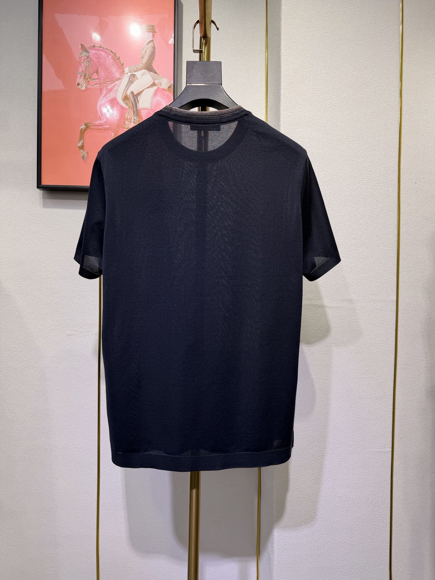 Loro piana，2026新款男士标识短袖圆领T恤，该款T恤采用丝光棉面料制成，隽永设计可跨越时尚潮