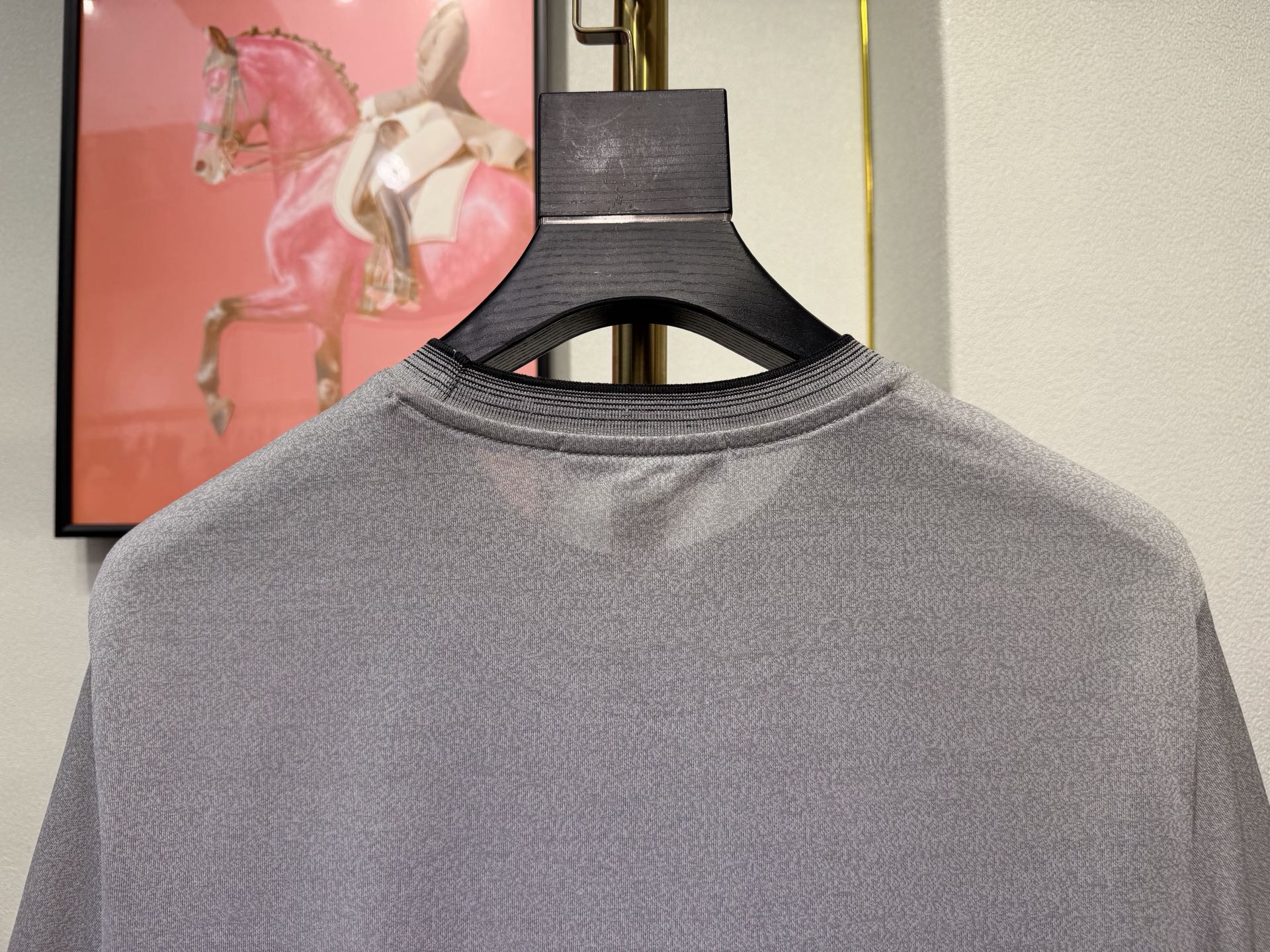 Loro piana，2026新款男士标识短袖圆领T恤，该款T恤采用丝光棉面料制成，隽永设计可跨越时尚潮