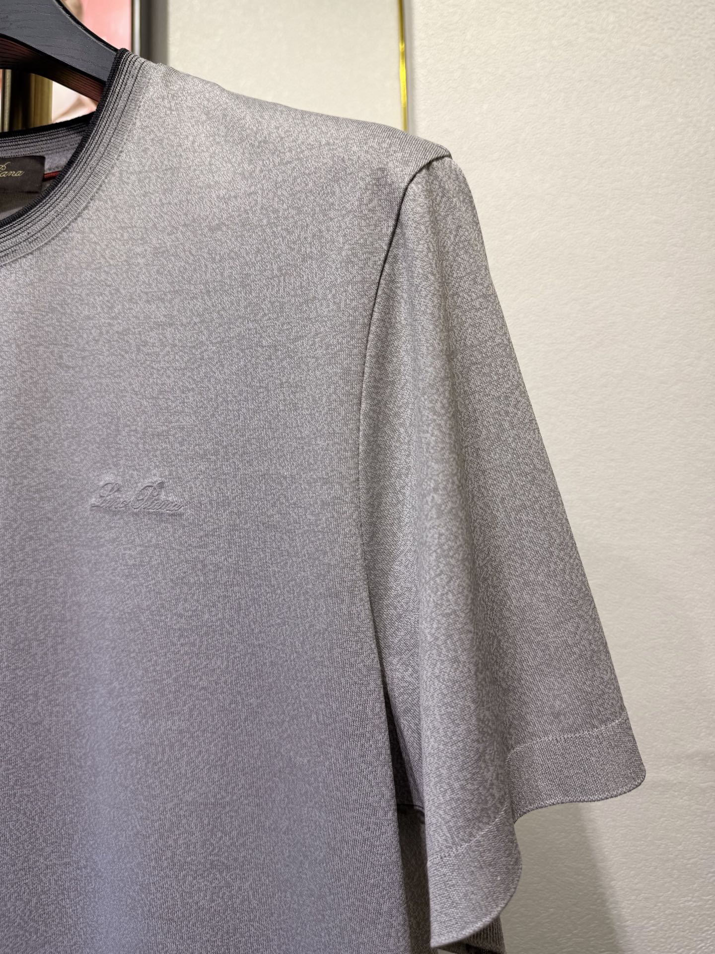 Loro piana，2026新款男士标识短袖圆领T恤，该款T恤采用丝光棉面料制成，隽永设计可跨越时尚潮