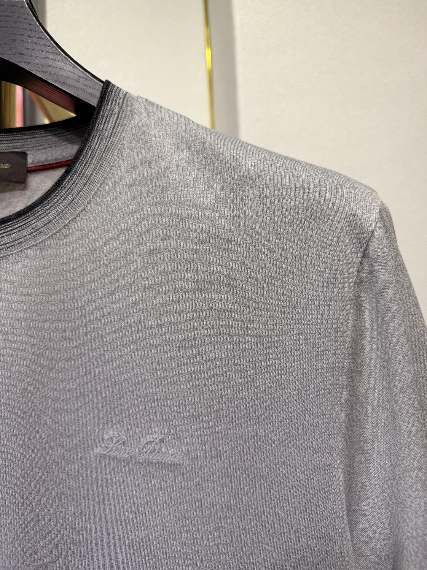 Loro piana，2026新款男士标识短袖圆领T恤，该款T恤采用丝光棉面料制成，隽永设计可跨越时尚潮