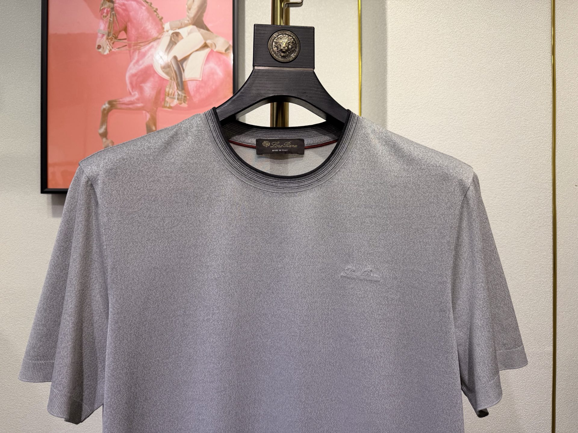 Loro piana，2026新款男士标识短袖圆领T恤，该款T恤采用丝光棉面料制成，隽永设计可跨越时尚潮