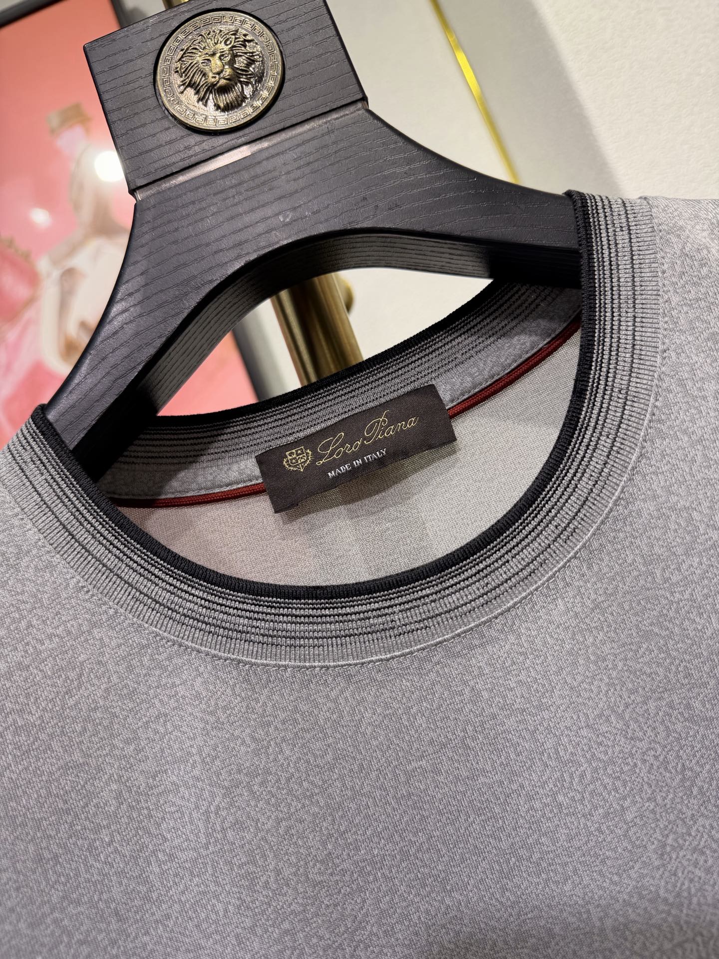 Loro piana，2026新款男士标识短袖圆领T恤，该款T恤采用丝光棉面料制成，隽永设计可跨越时尚潮
