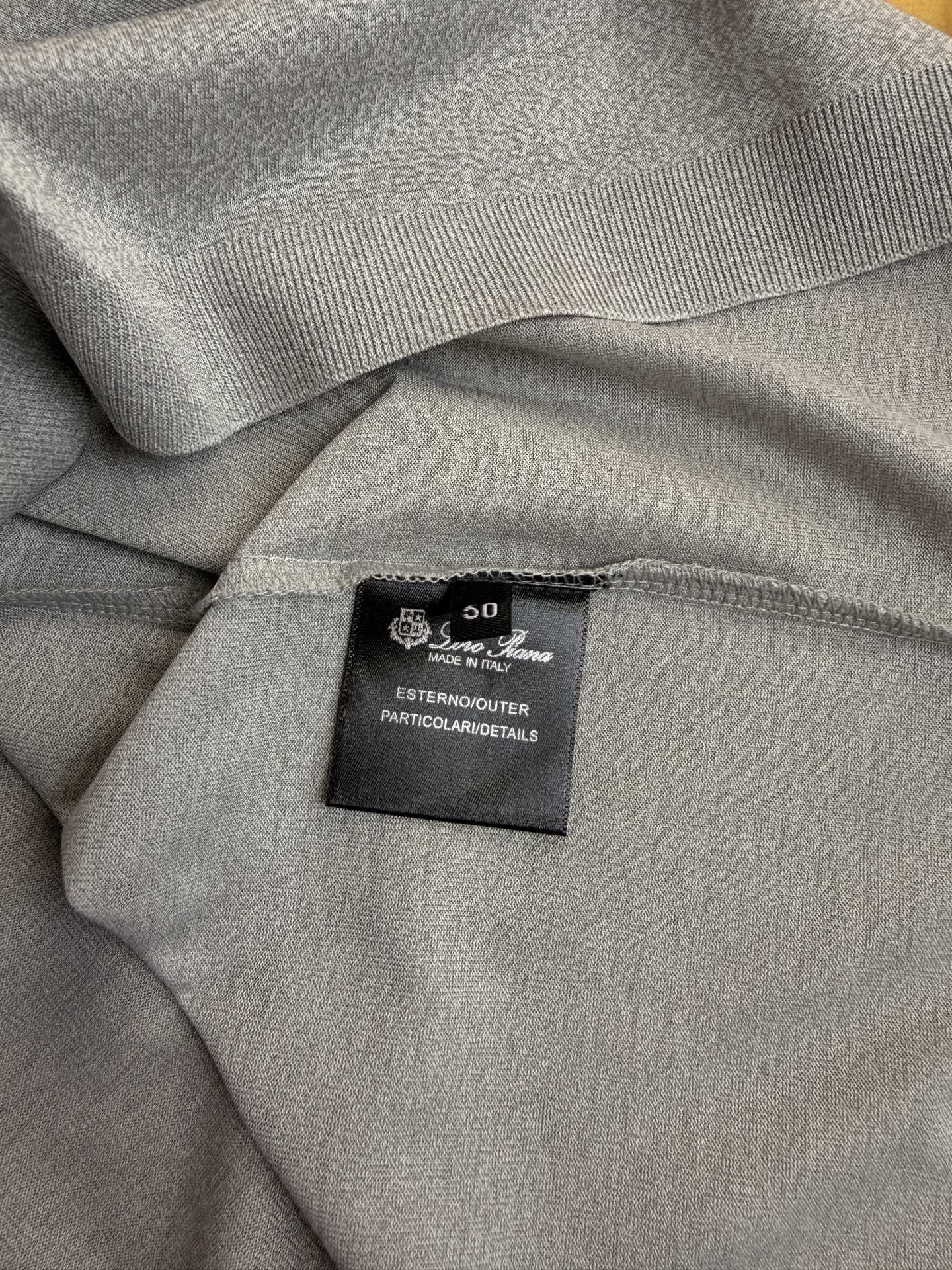 Loro piana，2026新款男士标识短袖圆领T恤，该款T恤采用丝光棉面料制成，隽永设计可跨越时尚潮