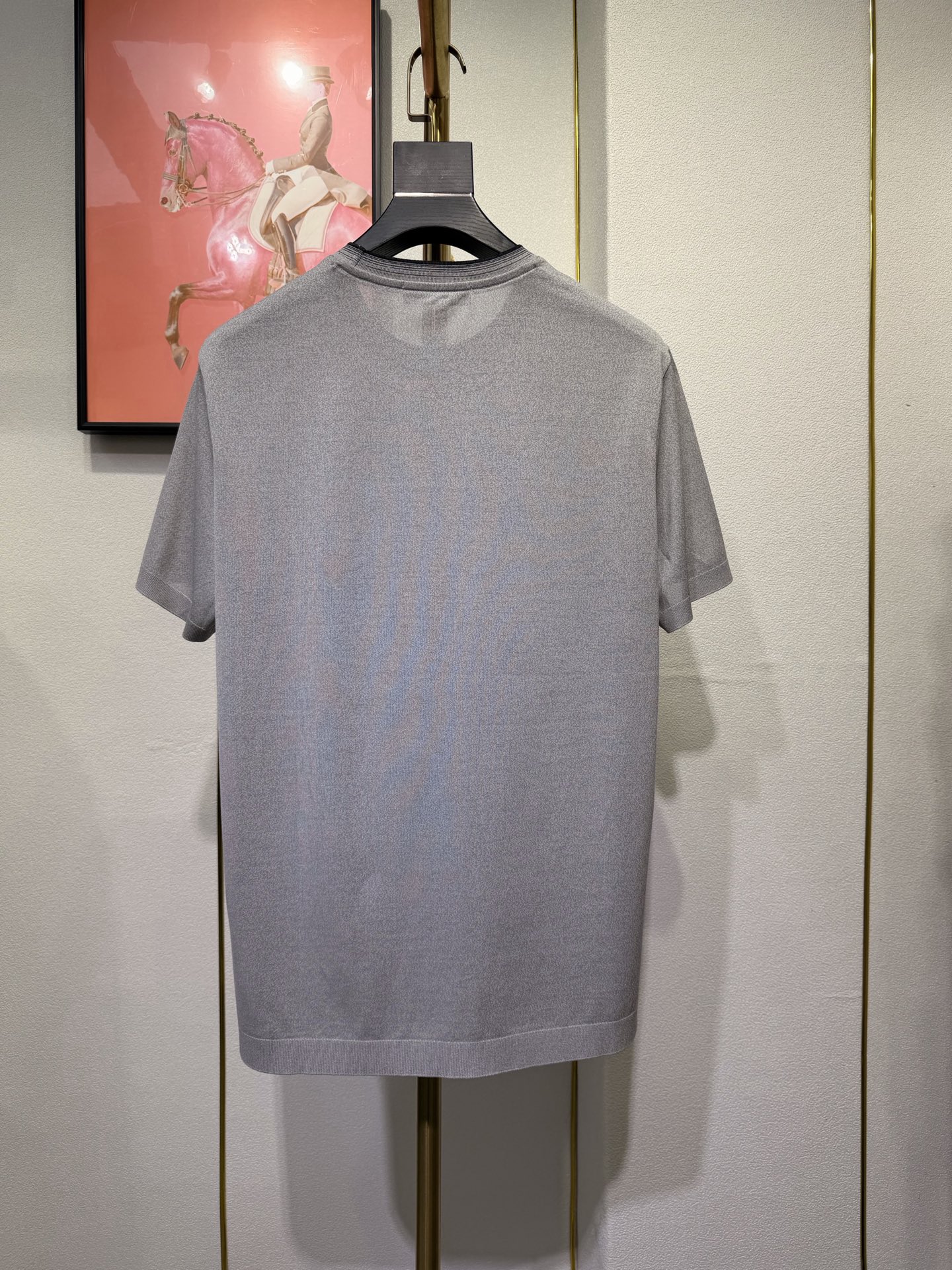 Loro piana，2026新款男士标识短袖圆领T恤，该款T恤采用丝光棉面料制成，隽永设计可跨越时尚潮