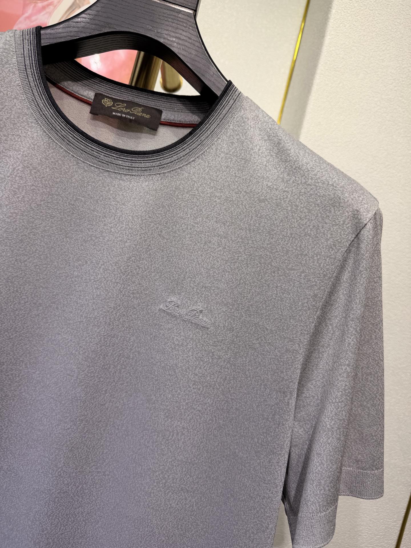 Loro piana，2026新款男士标识短袖圆领T恤，该款T恤采用丝光棉面料制成，隽永设计可跨越时尚潮