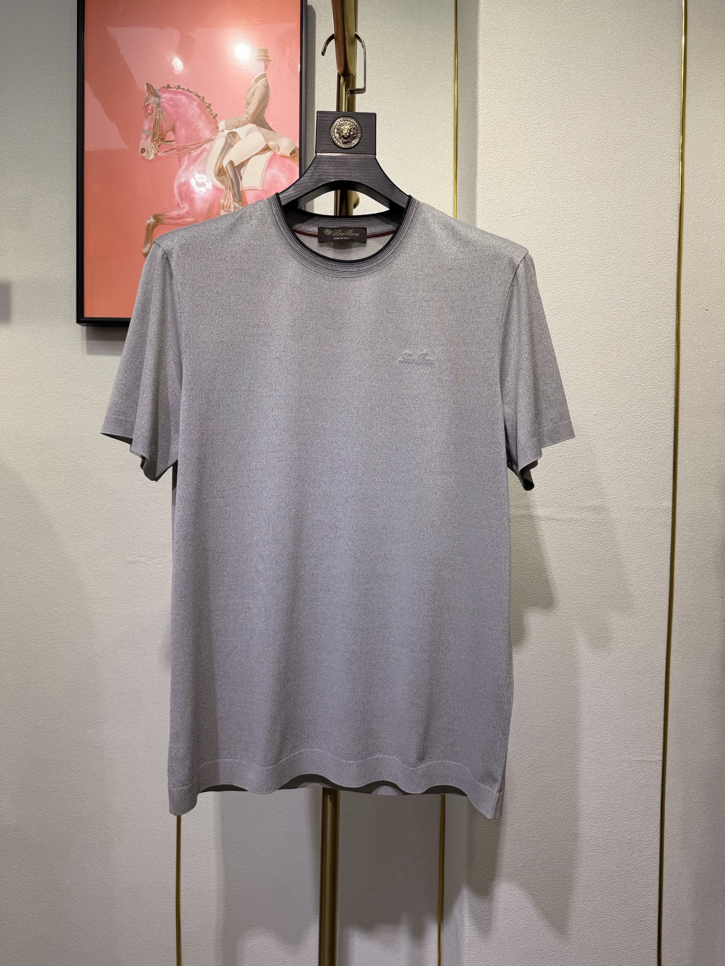 Loro piana，2026新款男士标识短袖圆领T恤，该款T恤采用丝光棉面料制成，隽永设计可跨越时尚潮