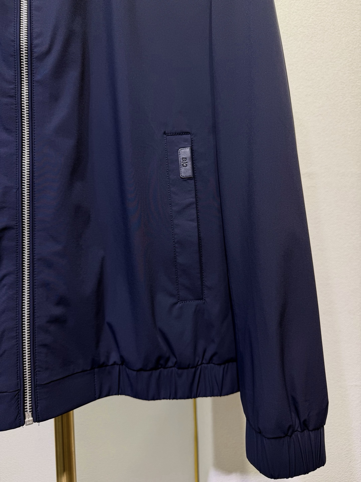 BC，2026新款春款休闲系列，时尚连帽夹克外套，帽子可拆卸．细节处尽显工艺足够高级，结构性剪裁的设计改