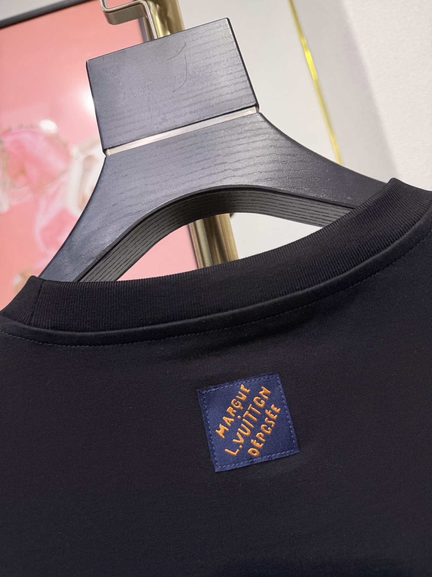Louis Vuitton* LV，路易威登刺绣圆领T恤 甄选高支纯棉面料，双面结构带来的垂坠感，让衣身