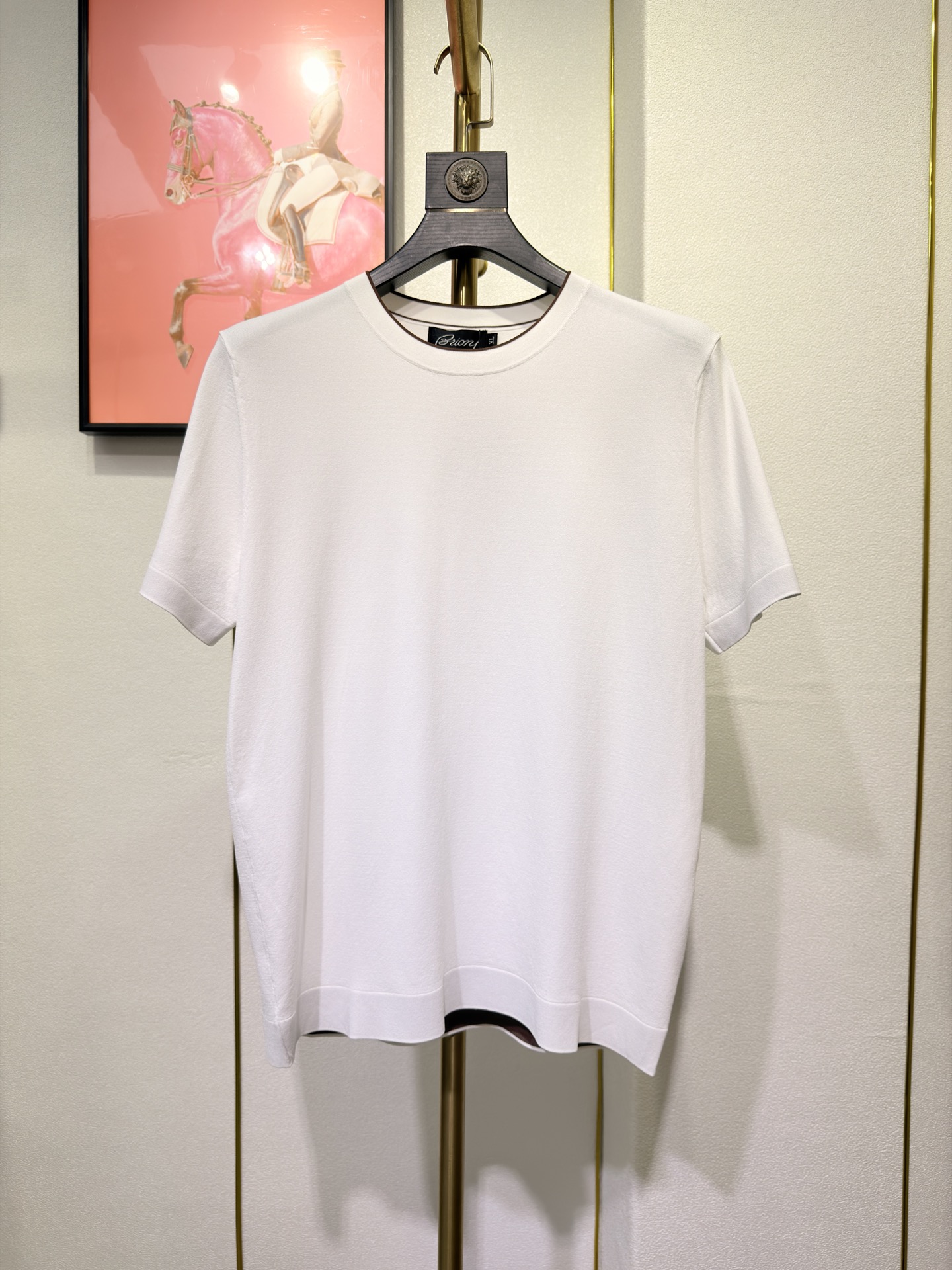 NO:925992,Brioni, Brioni's new men's high-end knitted cotton round-neck knitted short-sleeved T-shirt. This short-sleeved T-shirt is made of high-grade knitted cotton fabric. It is cut in a standard version and has an increasingly sophisticated collar shape. It is simple and fashionable. The collar makes daily selected clothing more unique. It has an excellent upper body effect and can easily show off its exquisite texture. Five colors are available, sizes M-3XL, T-shirt, tees, t-shirt,19860909Brioni,布里奥尼新款男士高端针织棉圆领针织短袖T恤,这款短袖T恤,采用高级针织纯棉面料制成,标准版型裁剪,领造型愈加考究.简单时尚,领日常精选服饰更显别致,上身效果极佳,轻松展露精美质感.五色可选,尺码M-3XL,,T-shirt,tees，t-shirt,,Men's clothing