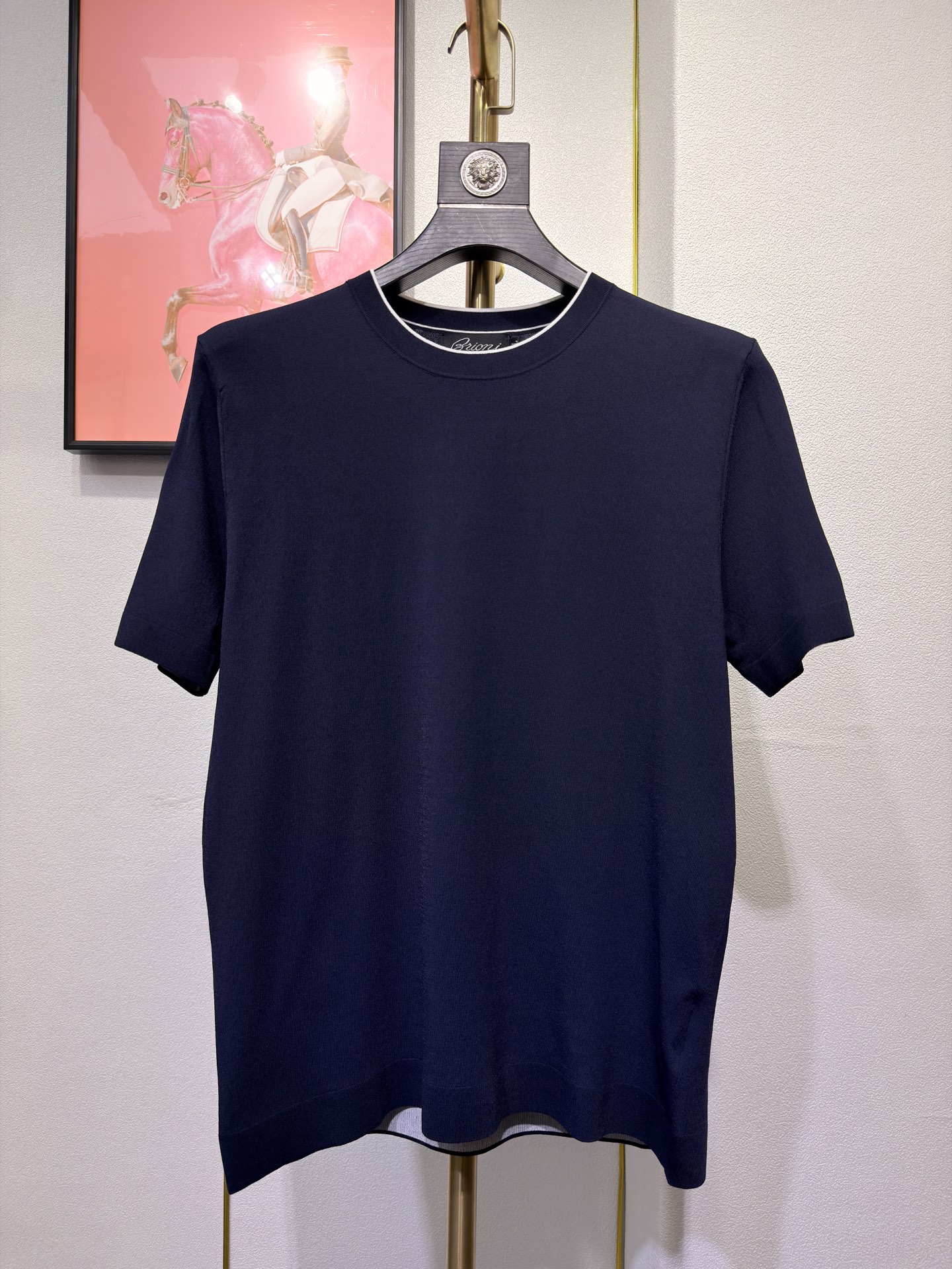 NO:926001,Brioni, Brioni, new men's high-end Yilite round neck knitted short-sleeved T-shirt. This short-sleeved T-shirt is made of high-grade Yilite blended knitted fabric. It is highly elastic and not easy to deform. It can be stretched 3-5 times. It can recover quickly after letting go. It will not deform after long-term wear. The version is crisp and stylish. The Yilite fabric cools the skin and has its own cooling effect.  , breathable and sweat-wicking, not sweaty in summer, also called 'breathing fabric', standard cut, more sophisticated collar shape. Simple and fashionable, the collar makes daily selected clothing more unique, with excellent upper body effect, easily showing exquisite texture. Four colors available, sizes M-3XL, T-shirt, tees, t-shirt,19860909Brioni,布里奥尼,新款男士高端伊力特圆领针织短袖T恤,这款短袖T恤,采用高级伊力特混纺针织面料制成,高弹不易变形,可拉伸3-5倍,松手快速复原,久穿不变形,版型挺括有型,伊力特面料凉惑冰肤,贴肤自带降温,透气排汗,夏天不闷汗,又叫＂会呼吸面料＂,标准版型裁剪,领造型愈加考究.简单时尚,领日常精选服饰更显别致,上身效果极佳,轻松展露精美质感.四色可选,尺码M-3XL,,T-shirt,tees，t-shirt,,Men's clothing
