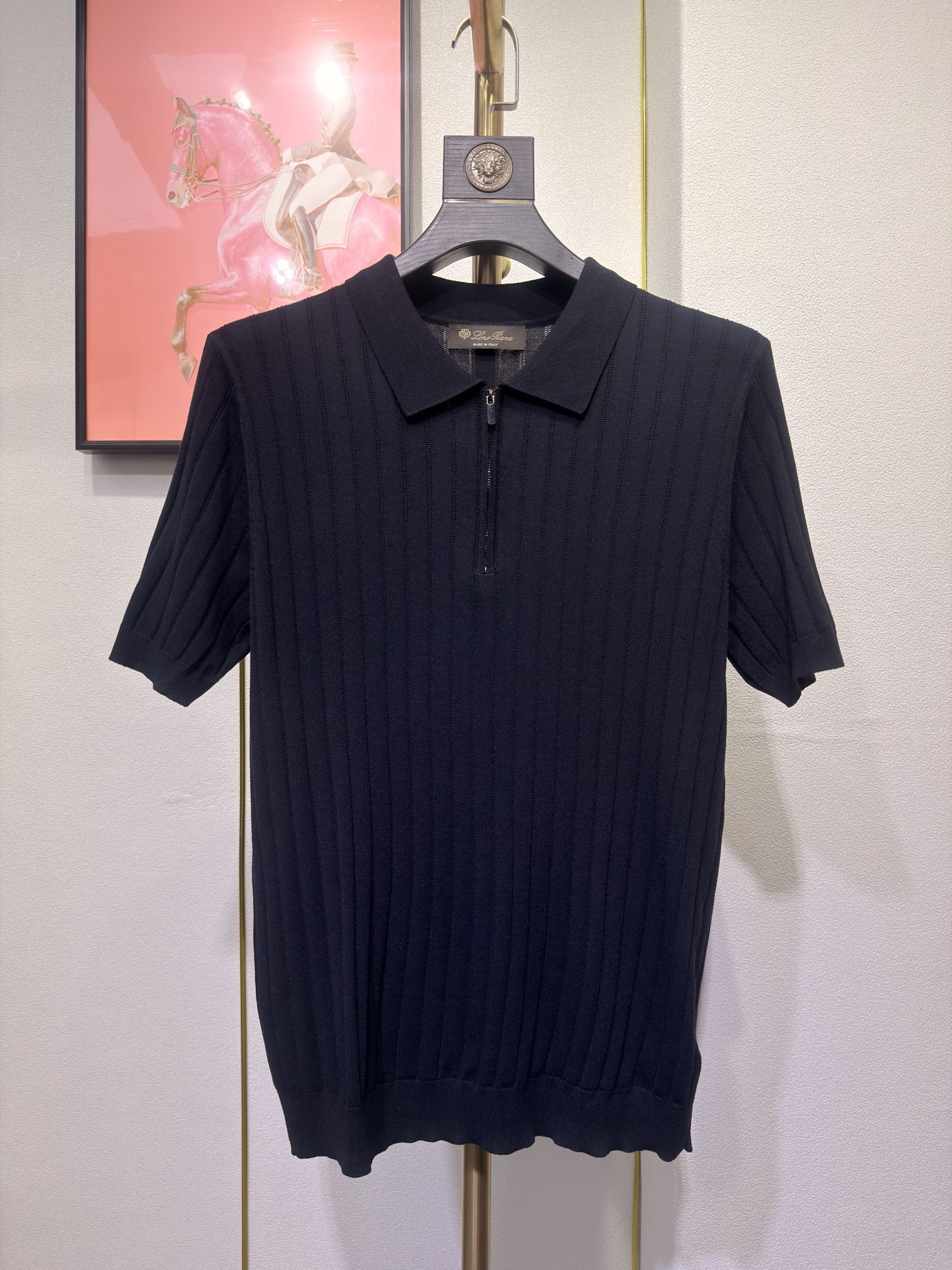 NO:926010,Lori  Piana, LP, 2026 new Piana lapel zipper knitted short-sleeved shirt, luxury and elegance hidden in the texture. Selected knitted cotton fabric, blended with smooth, breathable, moist and crisp, vertical stripes texture outlines the delicate texture, vertical grain  It has a slimming effect, the upper body can be tucked in quietly to hide the flesh, and you will not sweat when wearing it in summer. The pure cotton knitted fabric has natural thermostatic properties and the neat tailoring is suitable for business and leisure scenarios. It is a must-have for high-end men's wardrobe. Sizes M-3XL, loro  piana,T-shirt,19860909Lori Piana,LP,2026新款诺U翩雅翻领拉链针织短袖衫,藏在肌理里的奢雅.精选针织纯棉面料,糅合柔滑透气温润挺括,竖条织纹勾勒出细腻肌理,竖向纹路自带显瘦效果,上身悄悄收腰藏肉,夏季穿不闷汗；纯棉针织天然恒温性,利落剪裁适配商务与休闲多场景,是高阶男士的衣橱刚需.尺码M-3XL,,loro piana,T-shirt,,Men's clothing