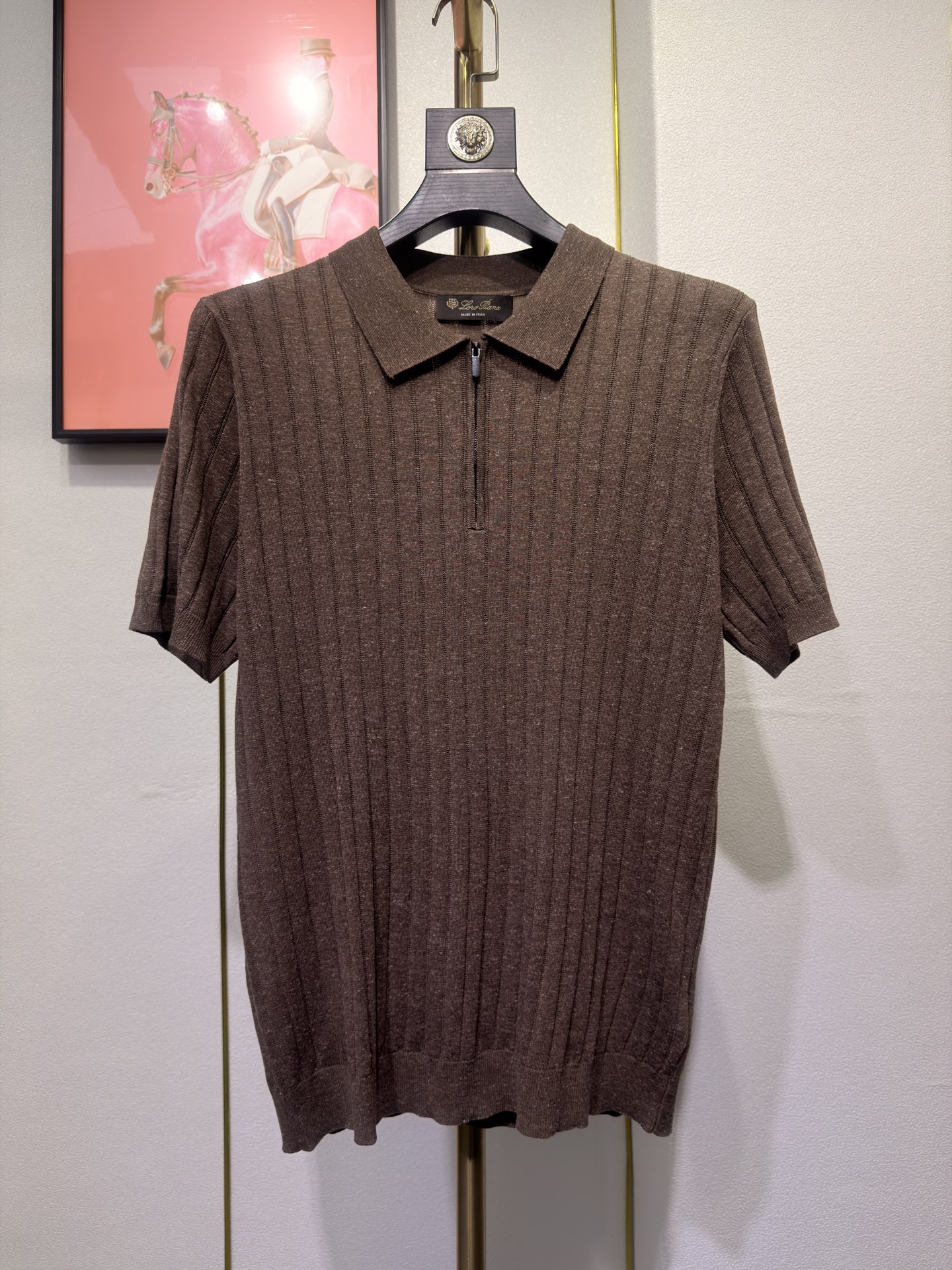 NO:926019,Lori  Piana, LP, 2026 new Piana lapel zipper knitted short-sleeved shirt, luxury and elegance hidden in the texture. Selected knitted cotton fabric, blended with smooth, breathable, moist and crisp, vertical stripes texture outlines the delicate texture, vertical lines are natural  It has a slimming effect, the upper body can be quietly tucked into the waist, and you will not sweat when wearing it in summer; the pure cotton knitted fabric is naturally thermostatic, and the neat tailoring is suitable for business and leisure scenarios. It is a must-have for high-end men's wardrobe. Four colors are available, sizes M-3XL, loro  piana,T-shirt,19860909Lori Piana,LP,2026新款诺U翩雅翻领拉链针织短袖衫,藏在肌理里的奢雅.精选针织纯棉面料,糅合柔滑透气温润挺括,竖条织纹勾勒出细腻肌理,竖向纹路自带显瘦效果,上身悄悄收腰藏肉,夏季穿不闷汗；纯棉针织天然恒温性,利落剪裁适配商务与休闲多场景,是高阶男士的衣橱刚需.四色可选,尺码M-3XL,,loro piana,T-shirt,,Men's clothing