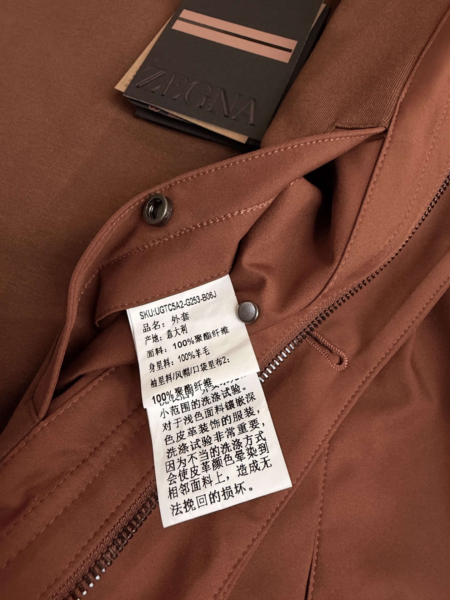 ZEGNA杰尼亚夹克外套 选高密机能抗皱风衣面料，高密度梭织工艺造就挺括垂坠质感，防风拒水不易变形，久穿免熨烫。 经典立