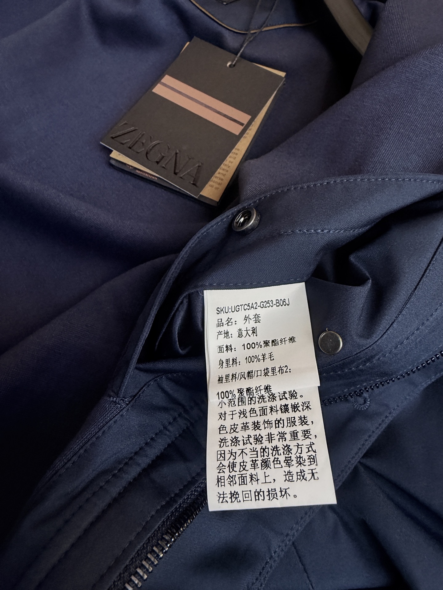 ZEGNA杰尼亚夹克外套 选高密机能抗皱风衣面料，高密度梭织工艺造就挺括垂坠质感，防风拒水不易变形，久穿免熨烫。 经典立