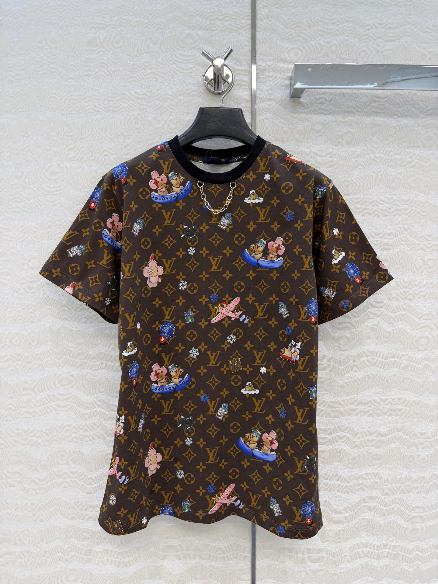 爆单推荐，原单品质💕lou神仙颜值的薇薇安🌈系列经典MONOGRAM印花短袖T恤。经典版型上身减龄绝绝子