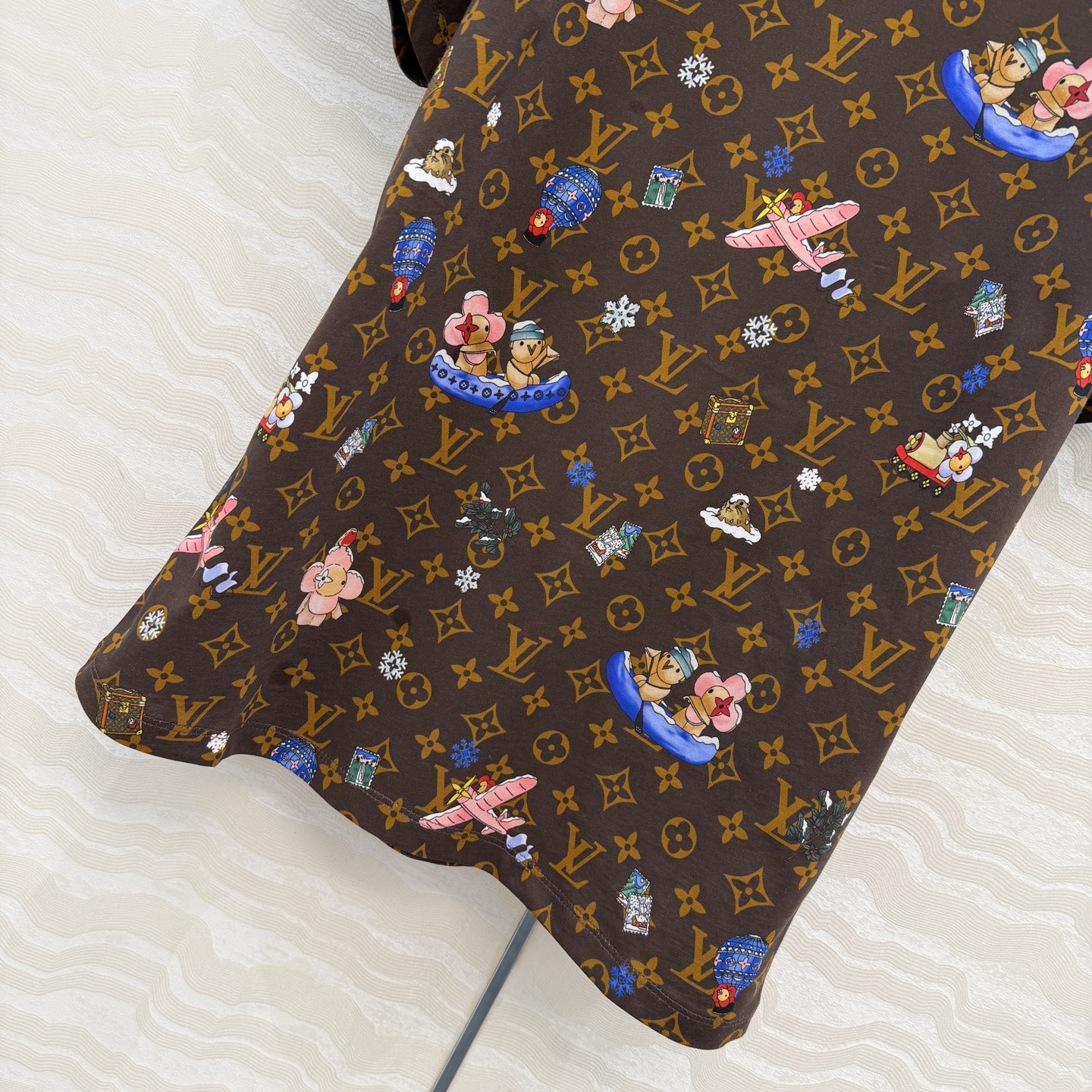 爆单推荐，原单品质💕lou神仙颜值的薇薇安🌈系列经典MONOGRAM印花短袖T恤。经典版型上身减龄绝绝子